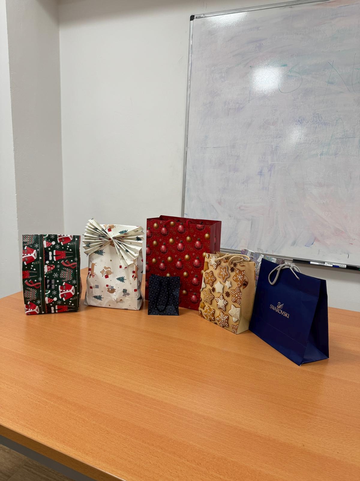 👉Last Friday was dorm life at its peak. ISM students booked a game room at the dorm, ping pong got way too intense, table football was chaos, they played tiny Christmas games, did Secret Santa, and somehow ended up teaching each other their traditional dances.
They also tried to eat cookies off our faces with no hands! 😭 It was the reset we needed right before the finals hit!
#askstudents #fismasters #studentlife #livinginprague❤️ #dormitories #dancing #secretsanta🎅 #pingpong