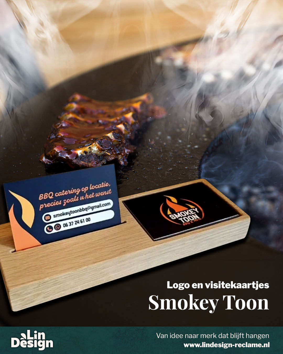 ๐ฅ ๐ก๐ถ๐ฒ๐๐ โข ๐ก๐ถ๐ฒ๐๐ โข ๐ก๐ถ๐ฒ๐๐ ๐ฅ
Voor @smokeytoons_bbq mocht ik onlangs aan de slag met een stoer nieuw logo รฉn bijpassende visitekaartjes, waar smaak en uitstraling perfect samenkomen! ๐
Smokey Toon is de naam als je een goed verzorgde barbecue wilt zonder er zelf werk aan te hebben. Verjaardagen, bedrijfs-, tuin- of jubileumfeestjes, alles tot in de puntjes geregeld, met passie voor vuur en smaak ๐ฅ๐
Feestje op de planning? Je weet wie je moet bellen ๐