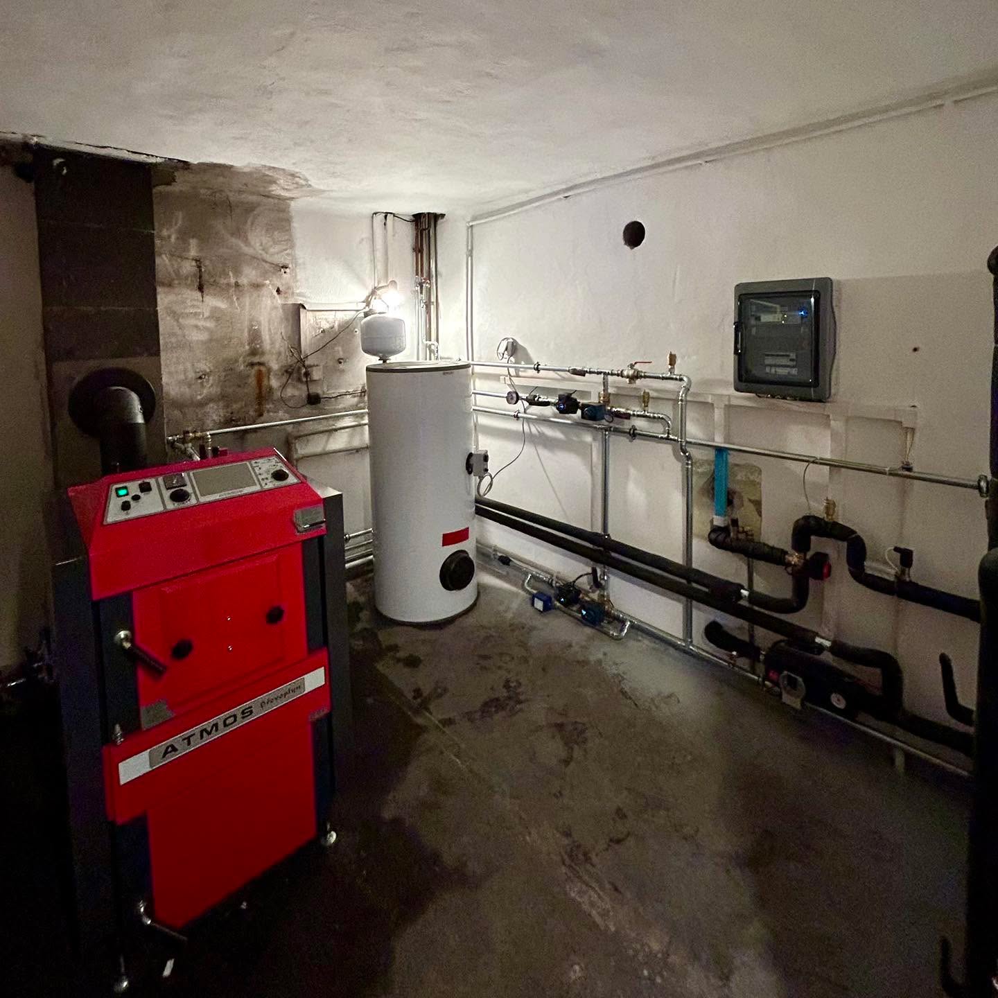 Kombinace tepelného čerpadla @regulus.cz a kotle na dřevo v hybridní kotelně připravené na budoucnost. Oba zdroje mohou fungovat nezávisle na sobě nebo zároveň - jak si bude majitel přát.