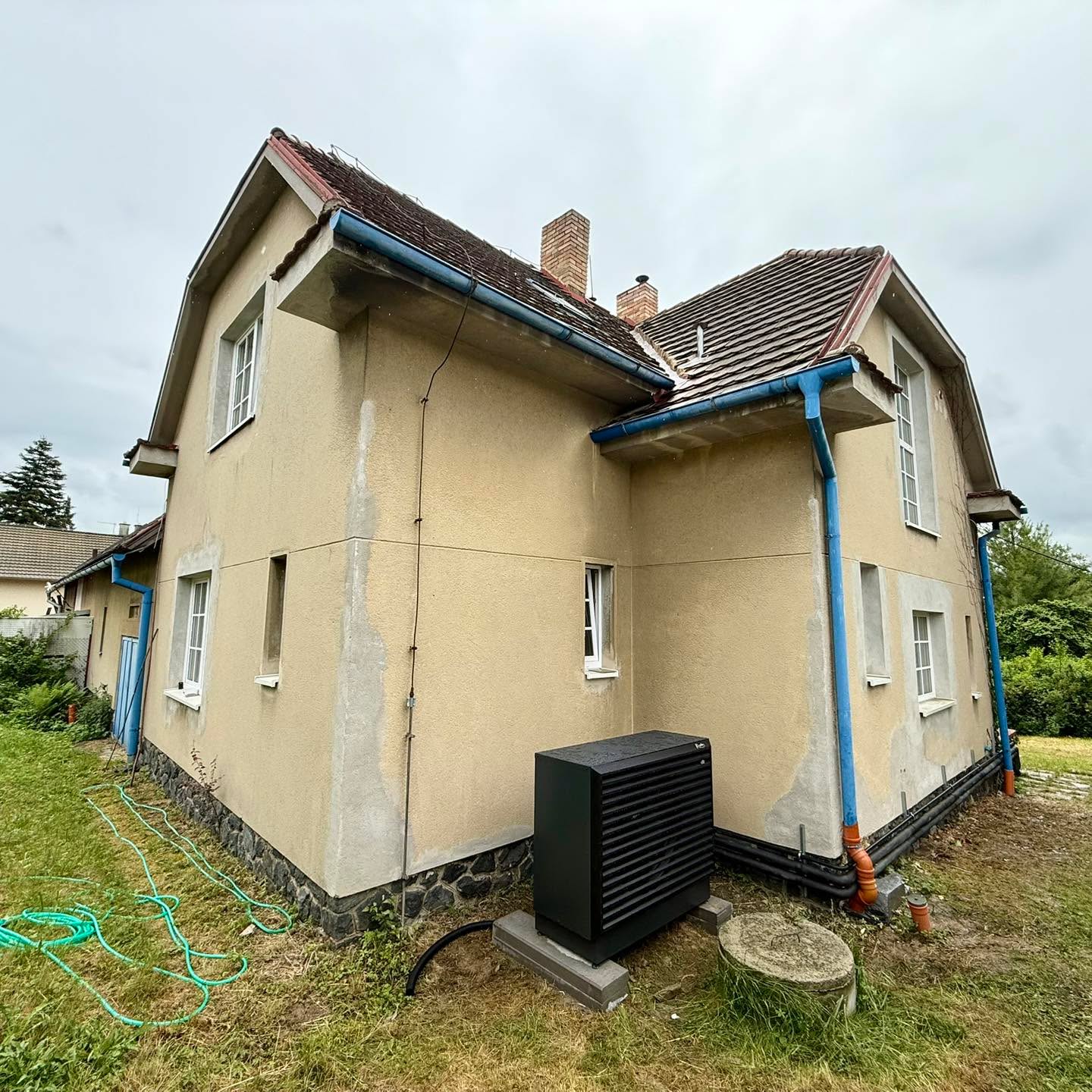 Ke stávajícímu kotli na pelety Atmos jsme přidali moderní tepelné čerpadlo Regulus spol. s r.o. EcoAir 720M s výstupní teplotou až 75°C!