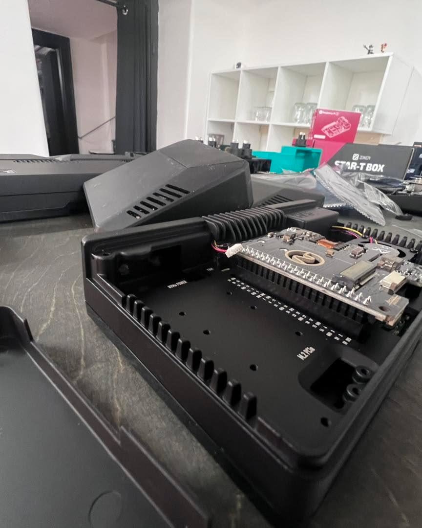 Technické záležitosti u nás řeší skupina teatro_svjotlo
Kamarádi bez hierarchie. Jednou mistr, podruhé učedník.
Nedělají jen eventy. Vyvíjí multimediální součástky, video převodníky a další hračky pro dospělé.
Nešlo by to bez podpory rpishop_cz z Roudného, který vítáme mezi našimi partnery. Těšíme se na spolupráci a na to, co všechno společně vyzkoušíme.
Přijďte v pátek na dhoghteam DHOGH FESTIVAL 2026 // DAY & NIGHT festival do Žižkárny.
Dozvíte se víc.