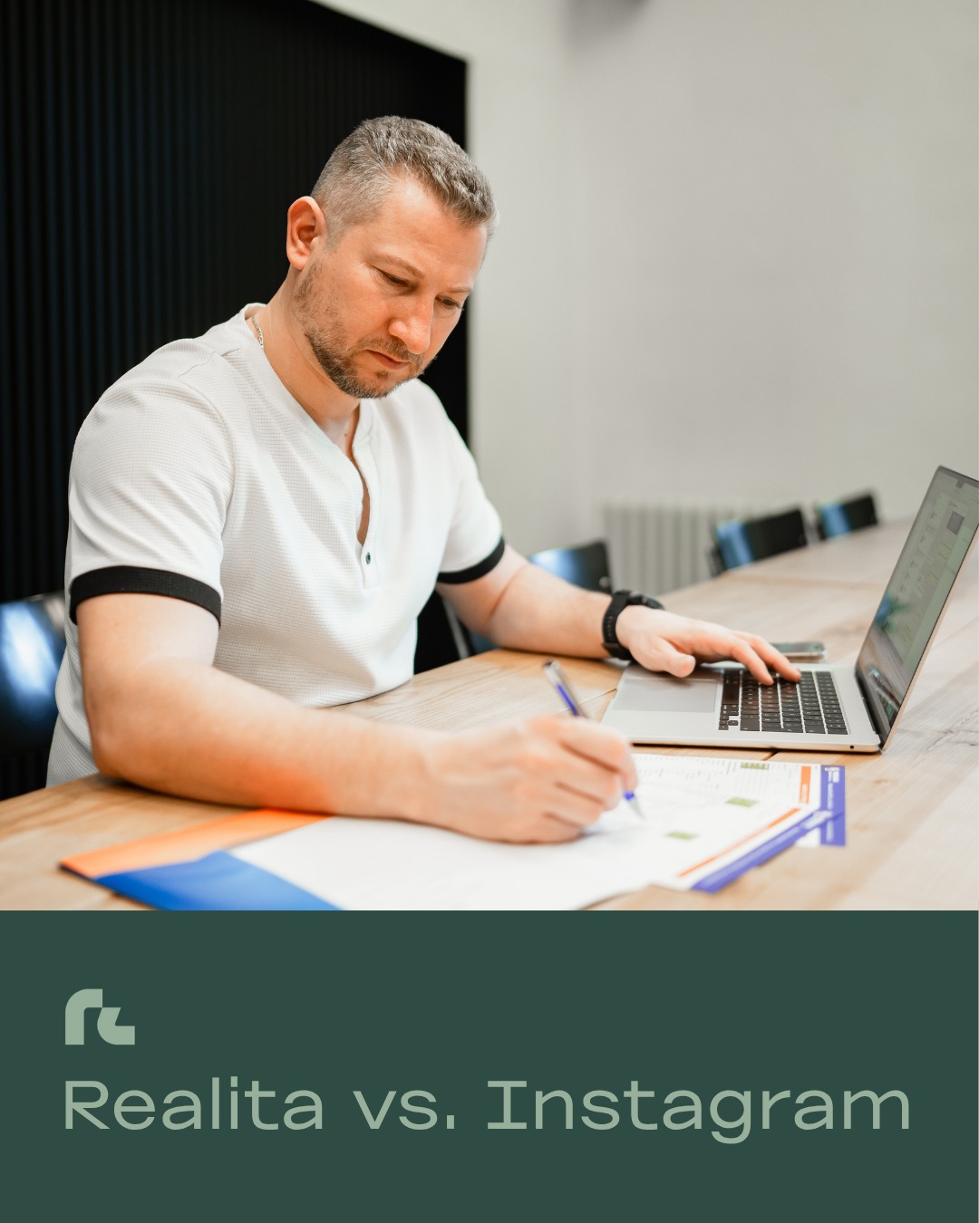🌟 REALITA VS. INSTAGRAM – Co se děje, když se zaklapnou dveře 🌟
Když se řekne realitní makléř, spousta lidí si představí jen kafíčka s klienty, úsměvy na prohlídkách a slavnostní předávání klíčů. Realita je ale často úplně jinde. Moje práce nekončí tím, že vám odemknu dveře od nemovitosti. Naopak, tam ta skutečná dřina teprve začíná.
Co to znamená v praxi? Tady je malý výčet toho, co jsem řešil jen za včerejší odpoledne:
➡️ Dvě hodiny jsem se dohadoval na katastru kvůli chybějícímu razítku z roku 1998, bez kterého nešlo pohnout s prodejem. 🏢
➡️ Vlastníma rukama jsem stěhoval po babičce starou masivní almaru, abychom mohli vůbec reprezentativně nafotit bytové jádro. 📦
➡️ Žehlil jsem krizovku a uklidňoval kupující, kterým banka na poslední chvíli z ničeho nic změnila podmínky hypotéky. 🏦
💡 Můžete si myslet, že si makléře platíte za hezký inzerát a pár fotek na internetu. Ve skutečnosti si ho ale platíte přesně pro tyhle krizové momenty, nervy na úřadech a nečekané překážky. Platíte si člověka, který to vezme na sebe a všechno vyřeší, abyste vy mohli v klidu spát. Tomu u mě říkám přístup „Nekecám, makám“.
Pokud hledáte někoho, kdo prodej vaší nemovitosti reálně odpracuje od A do Z, ozvěte se mi. 👉 www.romanlaner.cz