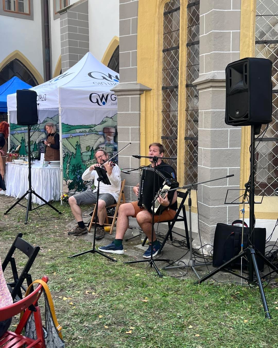 Jíme jih – budějcký food festival lokálních malých tvůrců a pěstitelů.
Jsme s ním od začátku a moc nás baví spolupráce s klikakitchen a kabinetcb. Malá akce, ale nasazení obrovské.
Pro nás je to zároveň místo a čas pro vzdělávání těch nejmenších. Je čas předávat zkušenosti mladým, probouzet v dětech radost ze spolupráce, tvoření a poznávání.
Dneska se učí Viktor. ❤️