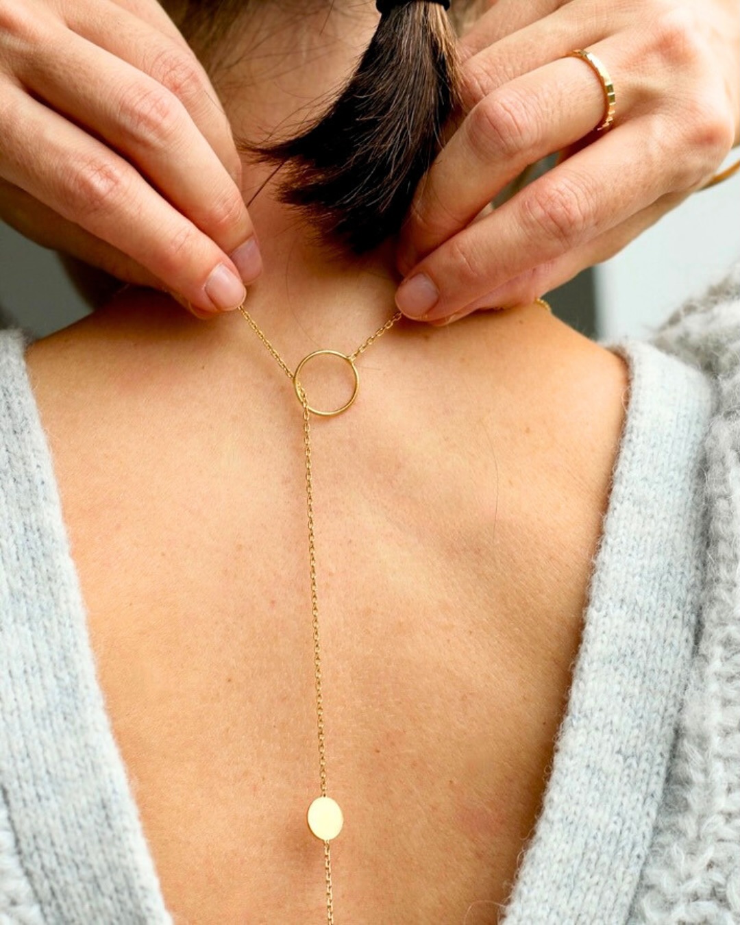 Il ne reste qu’une seule personne qui pourra glisser ce sublime sautoir long sous le sapin cette année.🎄
Est-ce que ce sera…
➡️ toi, qui te fais (enfin) ce cadeau que tu mérites ?
➡️ ou la personne que tu aimes très fort, qui va te gâter avec ce bijou Honeth, à la fois élégant et plein de sens ✨