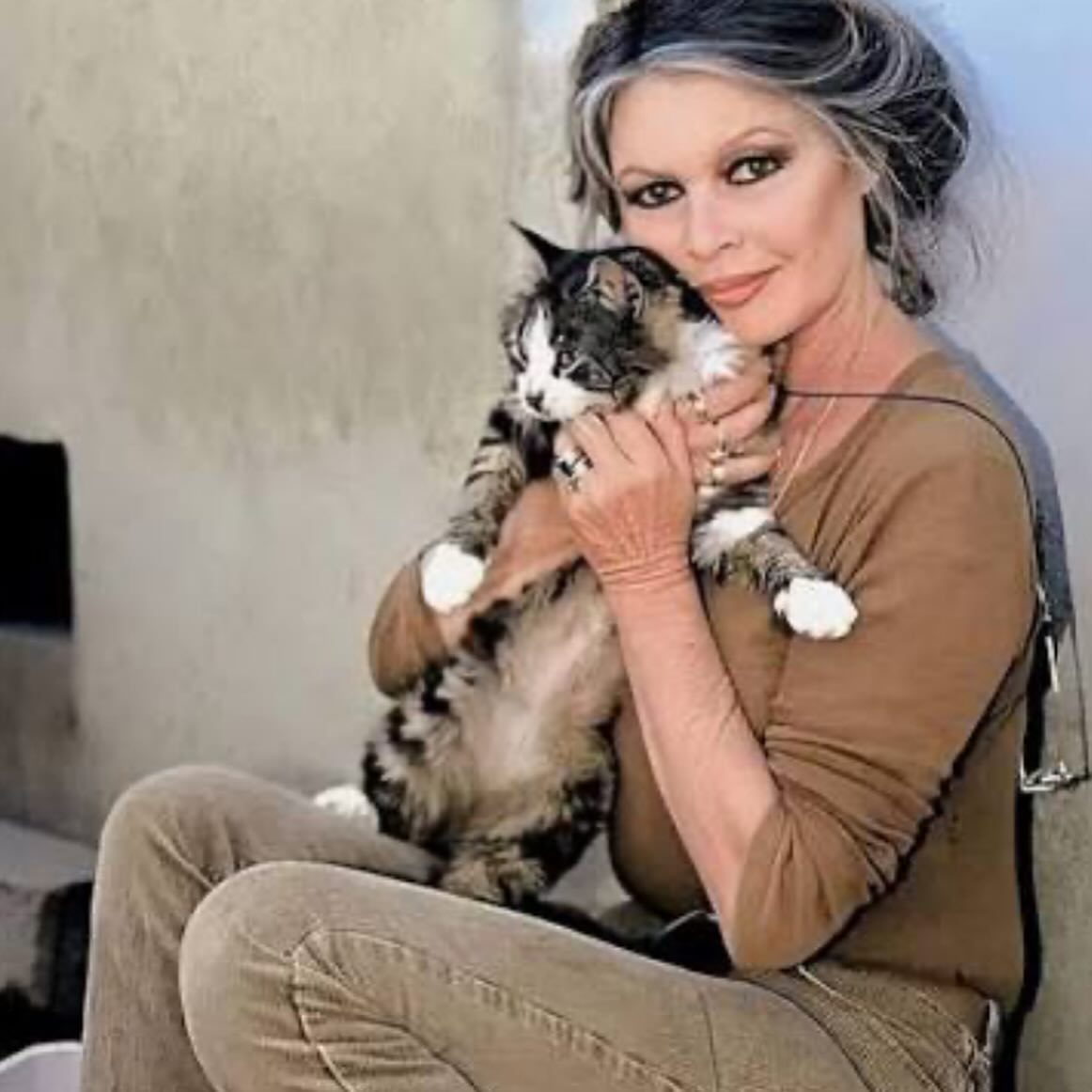 Zemřela Brigitte Bardot🖤🕊️
Neúnavná bojovnice za lepší život zvířat. Svou slávu využívala k tomu, aby veřejně bojovala proti každému zneužívání a týrání zvířat, o němž se dozvěděla. I když to někdy znamenalo trestní oznámení, výsměch, urážky a výhružky. Nikdy neustoupila. Naopak.
Dávala svůj hlas, čas, energii a život těm, ke kterým se chováme globálně zvráceně krutě a arogantně - zvířatům. Někdy stála sama proti společnosti a sytému.
A ukázala, že soucit je proklatě sexy!
Svět ztratil ikonu dobra a bojovnici za lepší život pro všechny živé tvory💔
Děkujeme Vám, paní Brigitte🙏🏻
Odpočívejte v pokoji. Čest Vaší památce.
#vsichnimamejednosrdce