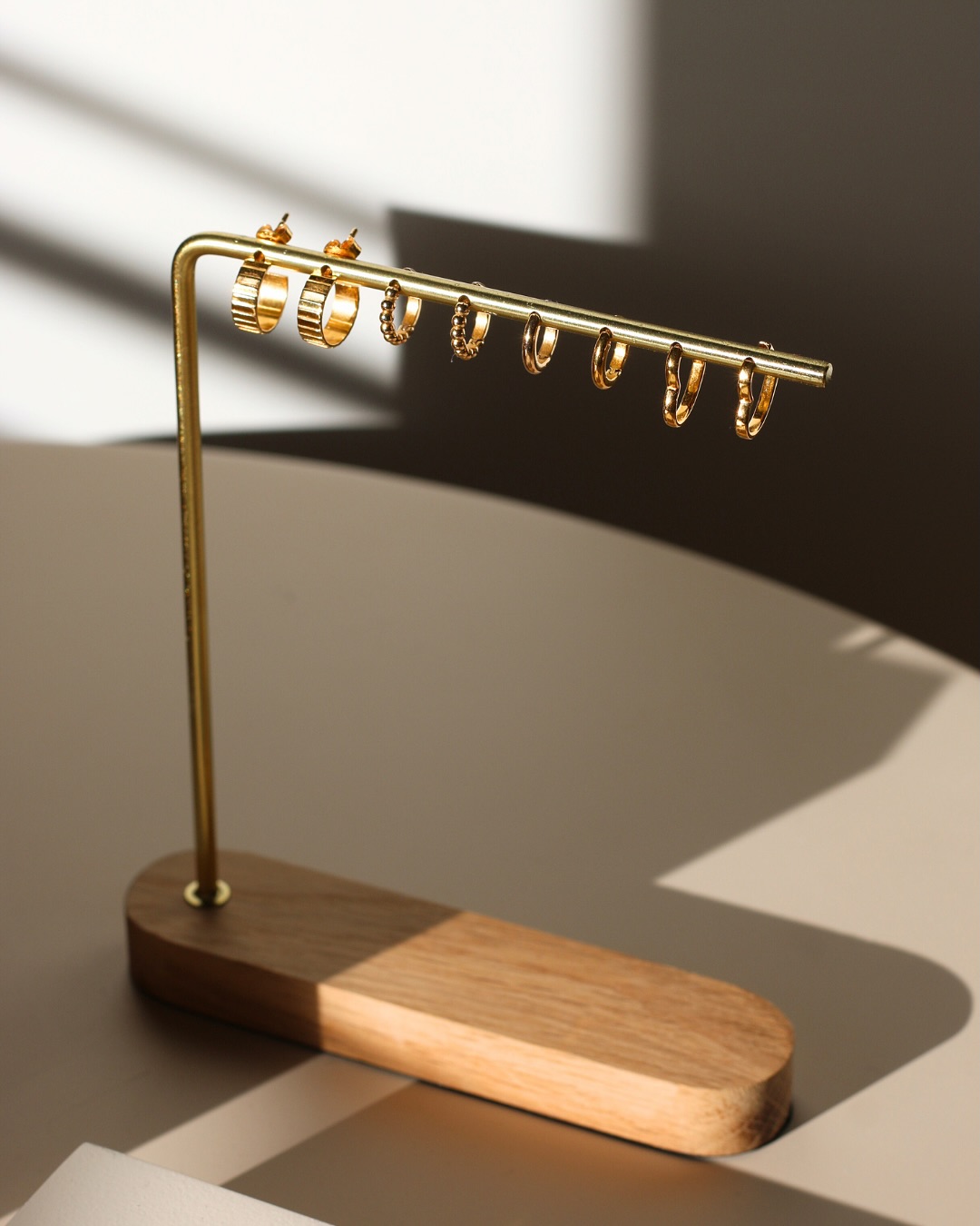 Il y a toujours une personne qui choisit le bon cadeau… Celui qui fait briller les yeux 🤩
Cette année ça pourrait être toi avec l’un de nos bijoux Honeth au pied de sapin 🎄
Les dernières pépites t’attendent dans notre boutique en ligne et chez @wearthlab.nantes 🛍️