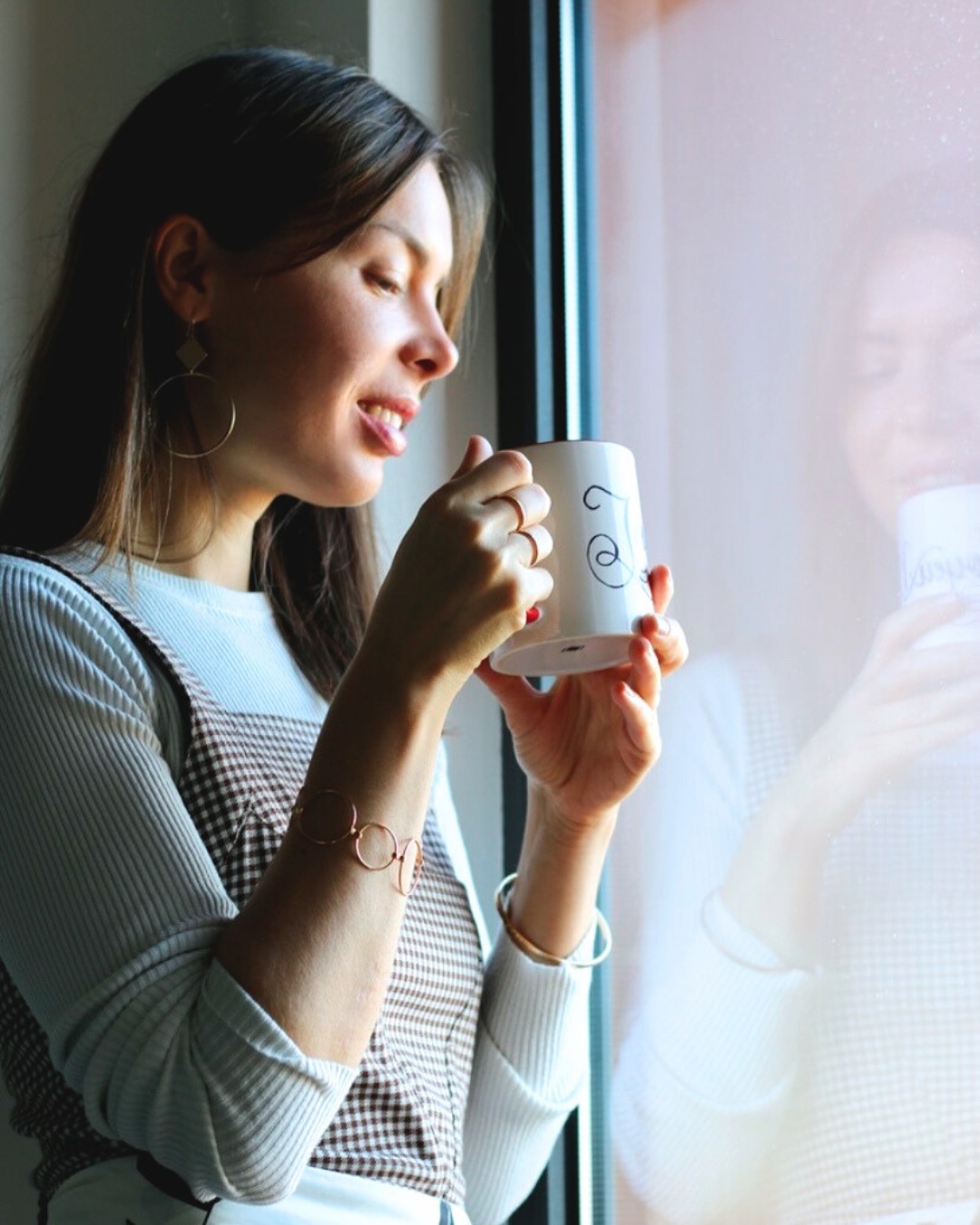 Dans ma pellicule du mois de décembre : ☃️
1️⃣ Des moments précieux pour ralentir et se reconnecter, autour d’une bonne tasse de thé ☕
2️⃣ Une belle apparition dans le podcast @basilicpodcast animé par Jeane, que j’adore écouter et que je te recommande sans hésiter 🎧
3️⃣ Des clientes en or, devenues au fil du temps de vraies copines de cœur — coucou Delphine et sa marque pour les cool kids @allmemberz 🌈
4️⃣ Une collaboration de folie avec Delphine et Grégory, dans leur magnifique boutique à Nantes, où les bijoux Honeth ont (presque) été dévalisés @wearthlab.nantes
Et toi, qu’est-ce que ton mois de décembre t’a apporté ?
