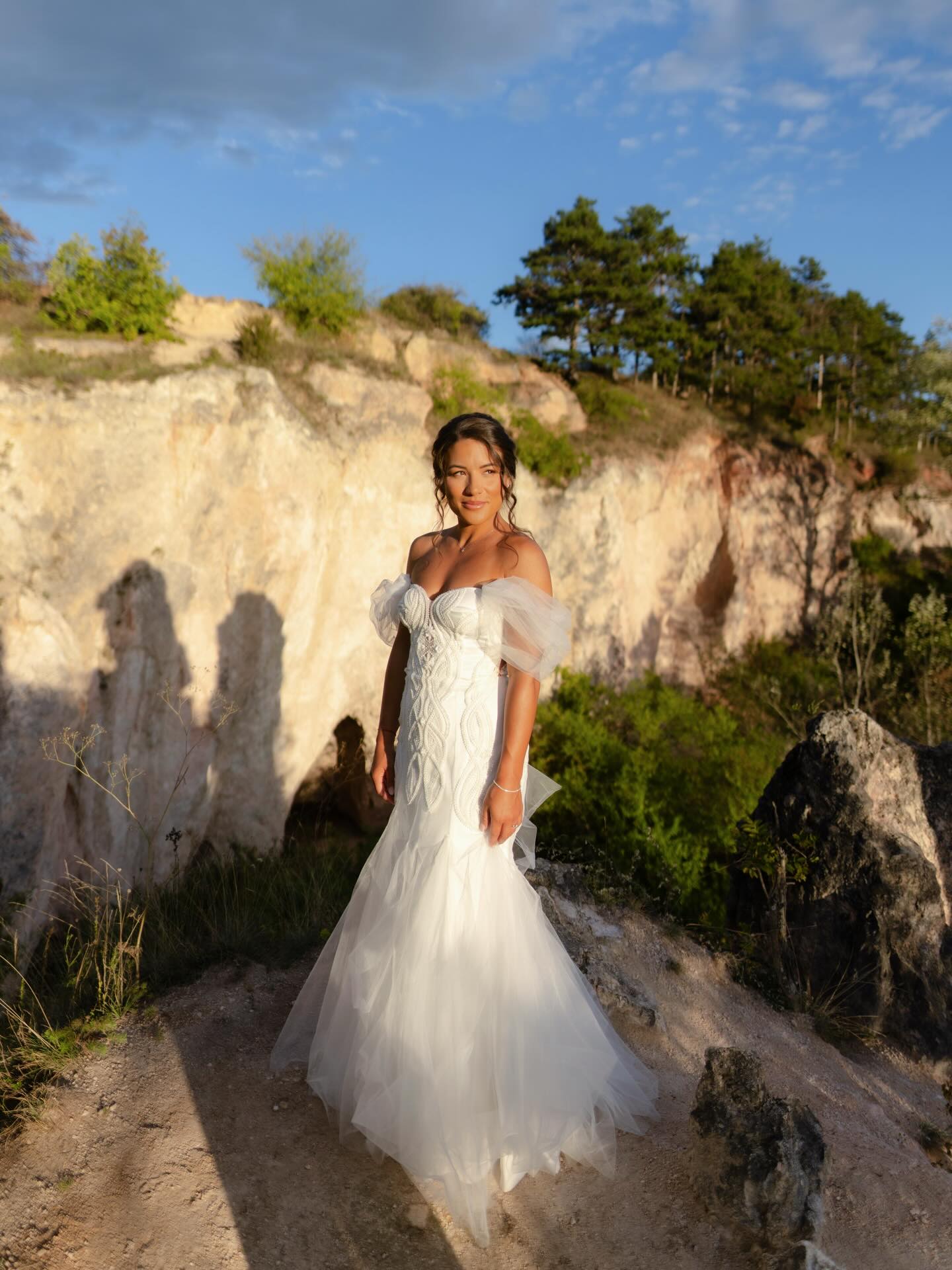 Heni & Tibi 🕊️ 📷 @tapai_martin #annajonasbride #weddingdress #bridalwear #handmade #hungariandesigner