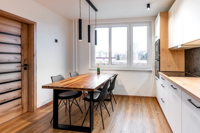 Se společností Modkon, která se věnuje rekonstrukcím a prodeji nemovitostí, spolupracujeme na návrhu a výběru osvětlení tak, aby odpovídalo stanovenému rozpočtu a zároveň splňovalo požadavky na design i kvalitu. Tento projekt jasně ukazuje, že správně navržené osvětlení má zásadní vliv na celkový dojem z interiéru a je oblastí, kterou má smysl řešit. 💡🤗