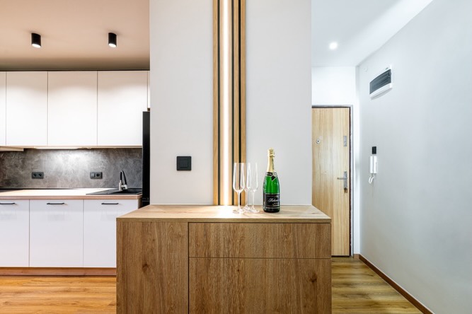 Se společností Modkon, která se věnuje rekonstrukcím a prodeji nemovitostí, spolupracujeme na návrhu a výběru osvětlení tak, aby odpovídalo stanovenému rozpočtu a zároveň splňovalo požadavky na design i kvalitu. Tento projekt jasně ukazuje, že správně navržené osvětlení má zásadní vliv na celkový dojem z interiéru a je oblastí, kterou má smysl řešit. 💡🤗