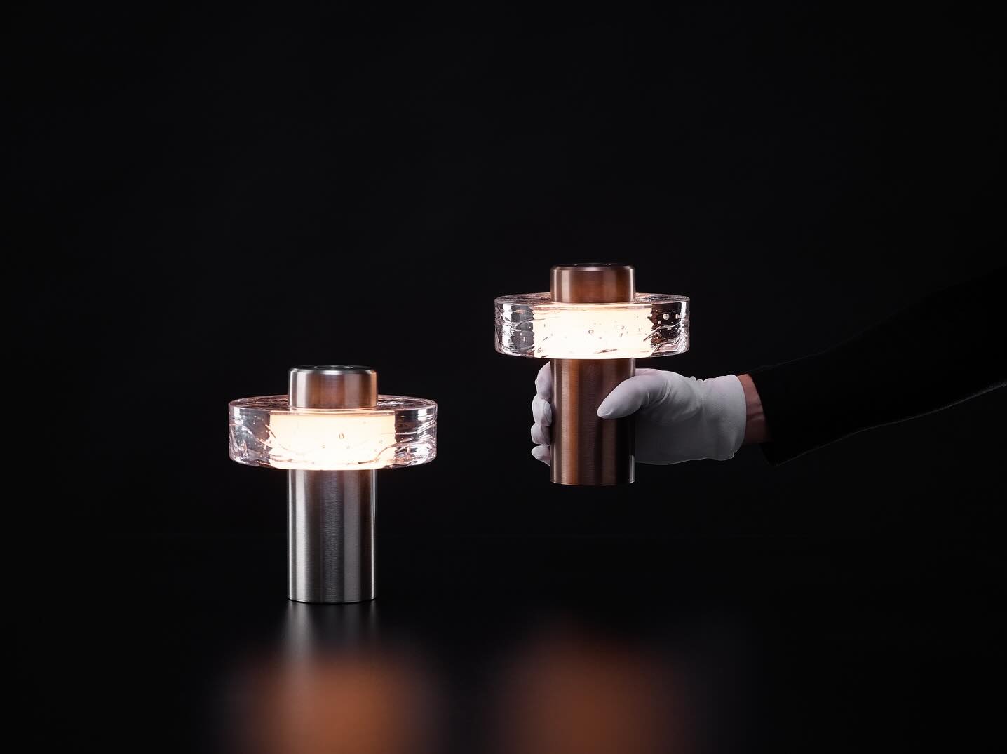 Nová přenosná lampa Ollo od výrobce @bomma_cz přináší interiérové světlo, které můžete mít vždy po ruce. Její název, inspirovaný výrazně kruhovým tvarem, evokuje rovnováhu a symetrii . Srdcem designu je skleněný prstenec, uvnitř kterého se odvíjí tichý a podmanivý vesmír.✨🤍