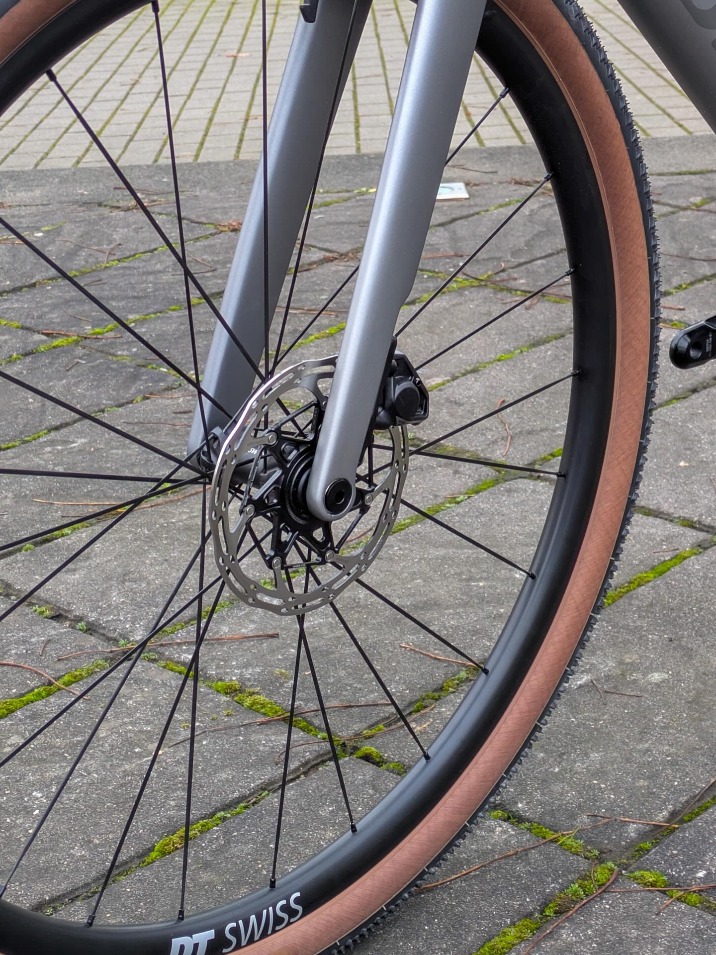 🔥 Neu in unserem Portfolio! 🔥
Das @ridley_bikes ASTR – das performance-orientierte Gravelbike der Belgier 🇧🇪
Modernste Komponenten, neueste Technik und ein smartes Aero-to-Weight-Konzept machen eine Entscheidung endlich leicht:
Aerodynamik muss nicht schwer sein. 💨⚖️
Mit bis zu 52 mm Reifenfreiheit stehen dir alle Wege offen –
mehr Komfort, mehr Speed oder ein ganz anderer Laufradsatz mit höherer Felge?
Kein Ding. Einfach machen. 😎🛠️
Komm vorbei, schau es dir an und finde dein Setup.
#bikepointdresden #ridleybikes #ridleyastr #gravelbike
#gravelcommunity