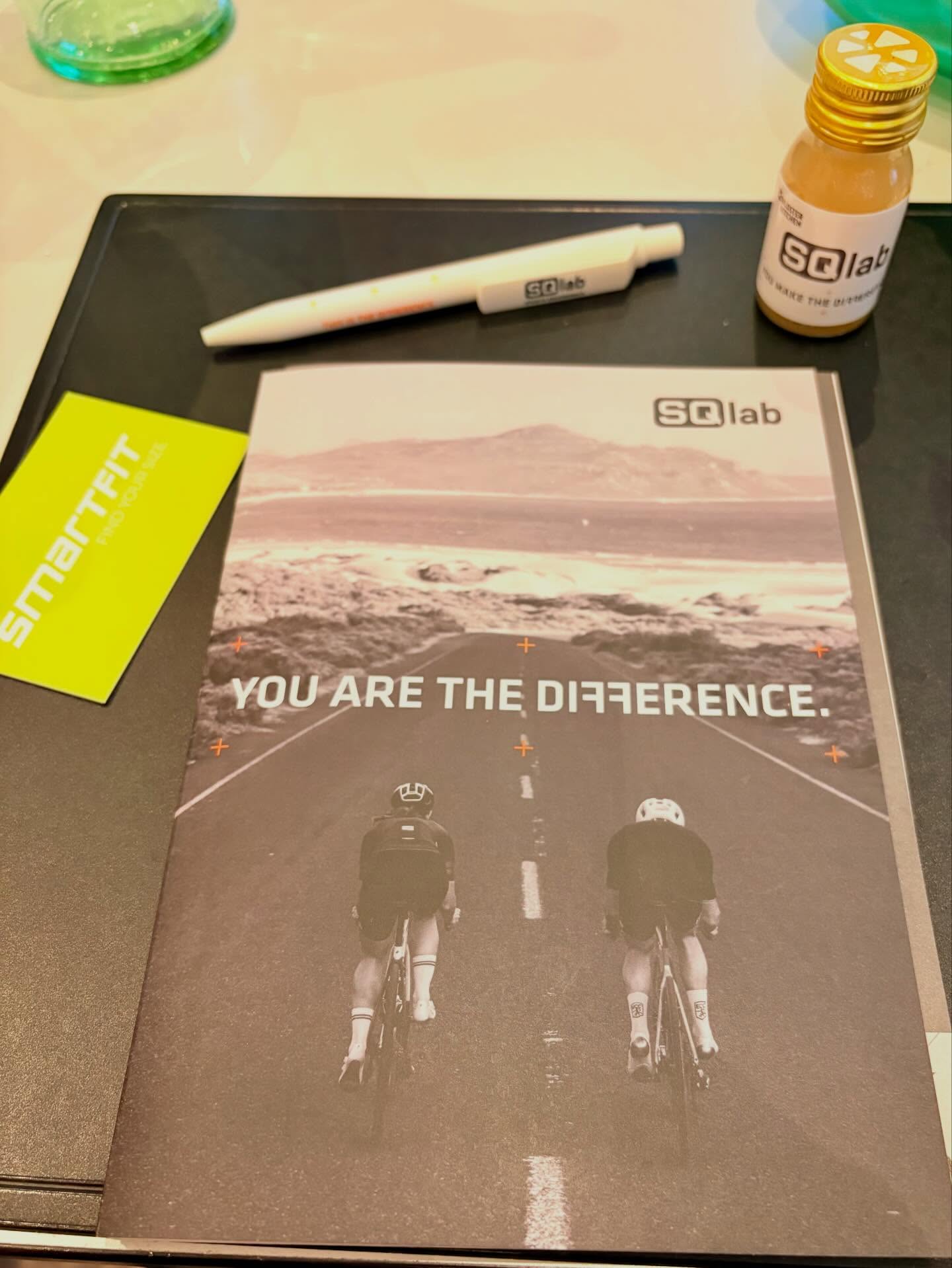 📚🔧 Weiterbildung statt Werkbank – zumindest für einen Moment!
Diese Woche dreht sich bei uns alles um Schulungen & Weiterbildungen, damit wir euch auch in Zukunft bestmöglich beraten können 🙌
Den Auftakt macht die heutige Händlerschulung von @sqlab :
Ergonomie, Sportmedizin und richtig spannende neue Produkte, die Komfort und Performance aufs nächste Level bringen 🚴♀️✨
Mit am Start war außerdem @smartfit.findyoursize , die uns ihre Sizing- und Fittingtools gezeigt haben – denn ein Bike passt erst dann perfekt, wenn der Mensch darauf perfekt sitzt 📐🧍♂️
#bikepoint #bikepointdresden #sqlab #smartfit #ergo