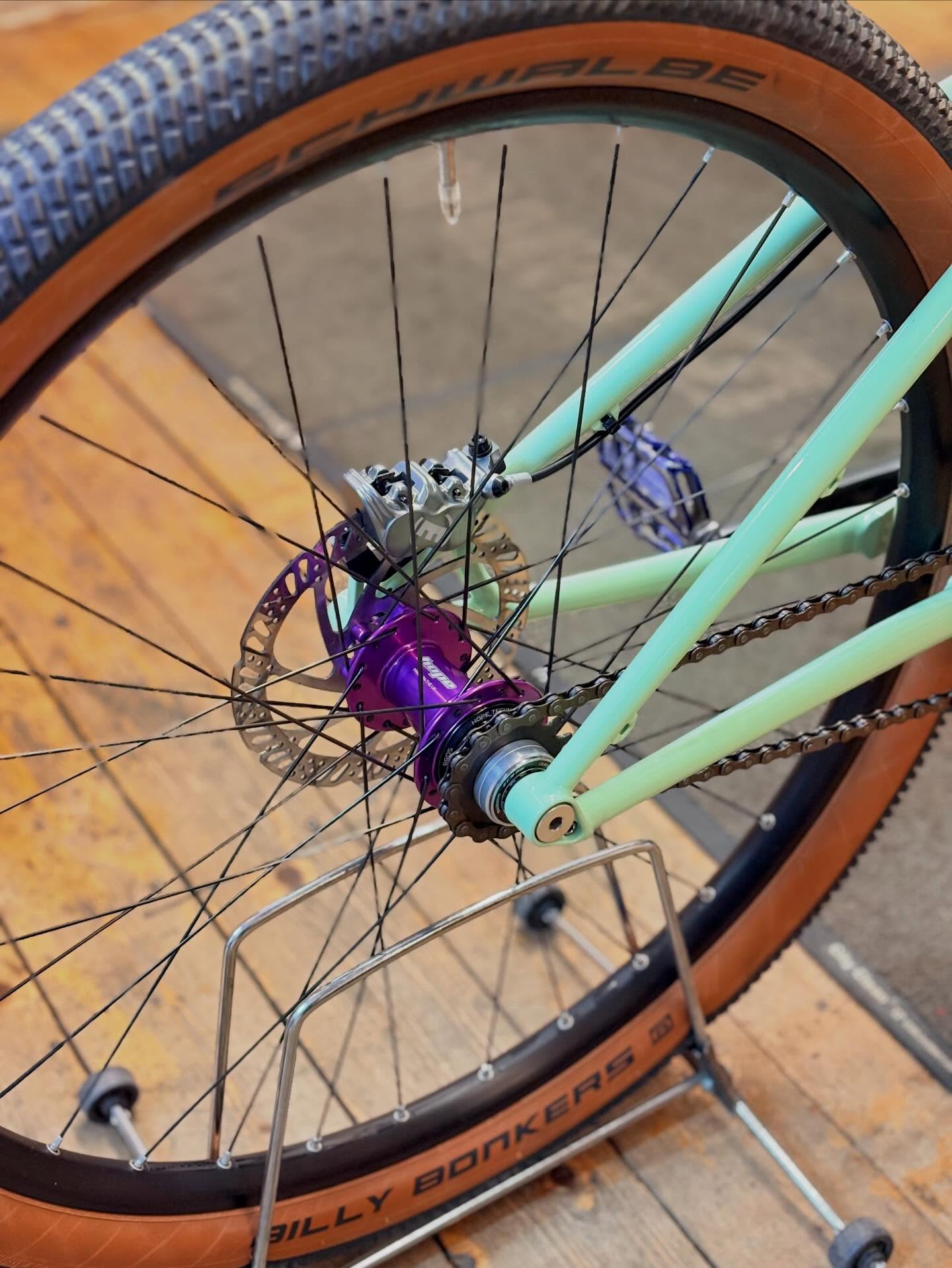 🚲 Cancan kann fast alles. 🆙
Und wenn nicht – dann lernt es das spätestens im Pumptrack. 😌
Das @sour.bicycles Cancan ist bereit, Funkparks zu zerlegen, Lines zu flowen und Airtime zu sammeln.
Realistisch gesehen wird man es aber eher auf den Pumptracks der Umgebung sehen – und dort vermutlich ziemlich regelmäßig 👀
Denn dieses Schmuckstück gehört jetzt unserem treuen Kunden @outsidesperfect 🙌
Let it fly. 🚀
#bikepointdresden #sourbikes #cancan #dirtbike #pumptrack