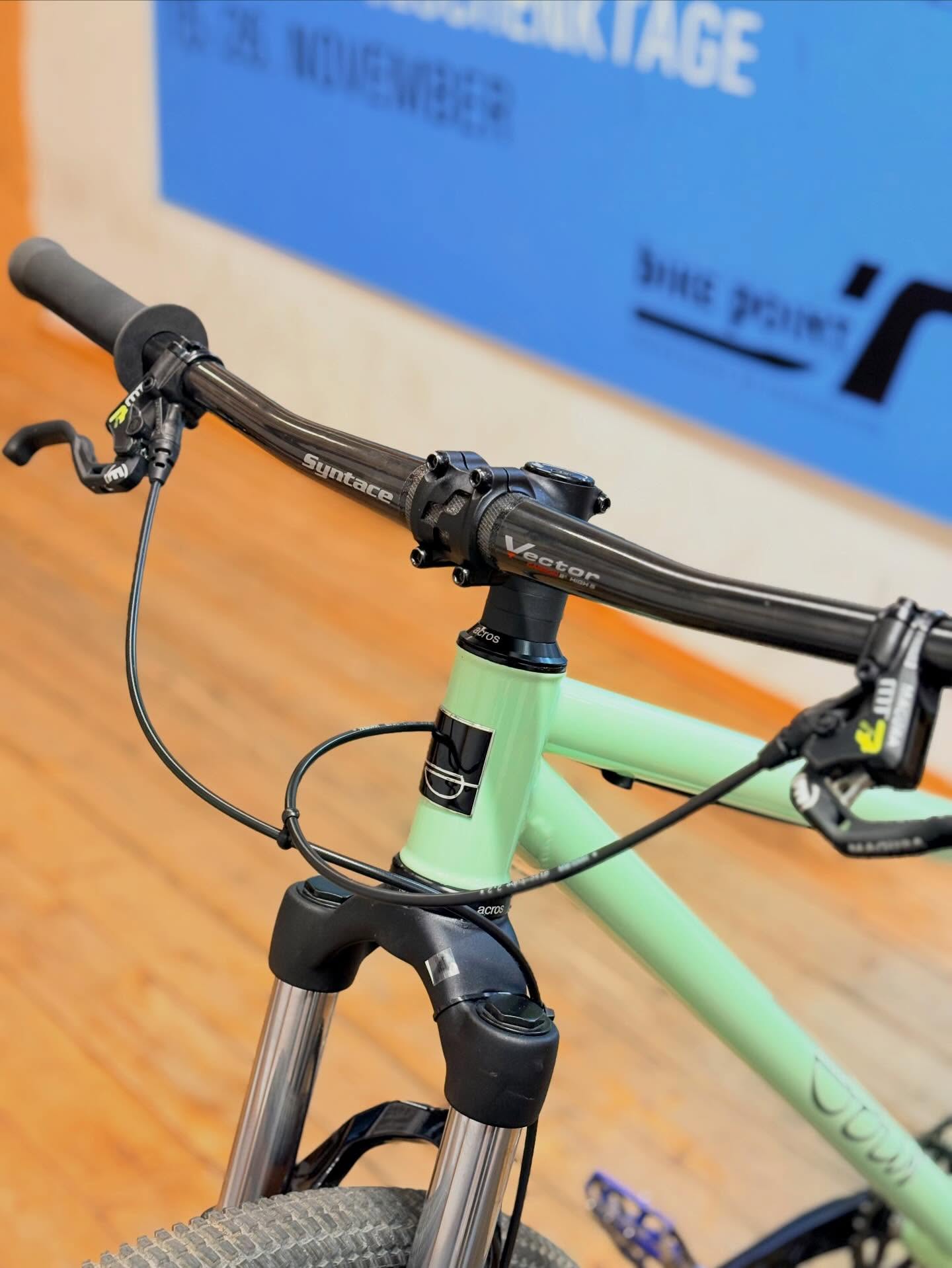 🚲 Cancan kann fast alles. 🆙
Und wenn nicht – dann lernt es das spätestens im Pumptrack. 😌
Das @sour.bicycles Cancan ist bereit, Funkparks zu zerlegen, Lines zu flowen und Airtime zu sammeln.
Realistisch gesehen wird man es aber eher auf den Pumptracks der Umgebung sehen – und dort vermutlich ziemlich regelmäßig 👀
Denn dieses Schmuckstück gehört jetzt unserem treuen Kunden @outsidesperfect 🙌
Let it fly. 🚀
#bikepointdresden #sourbikes #cancan #dirtbike #pumptrack