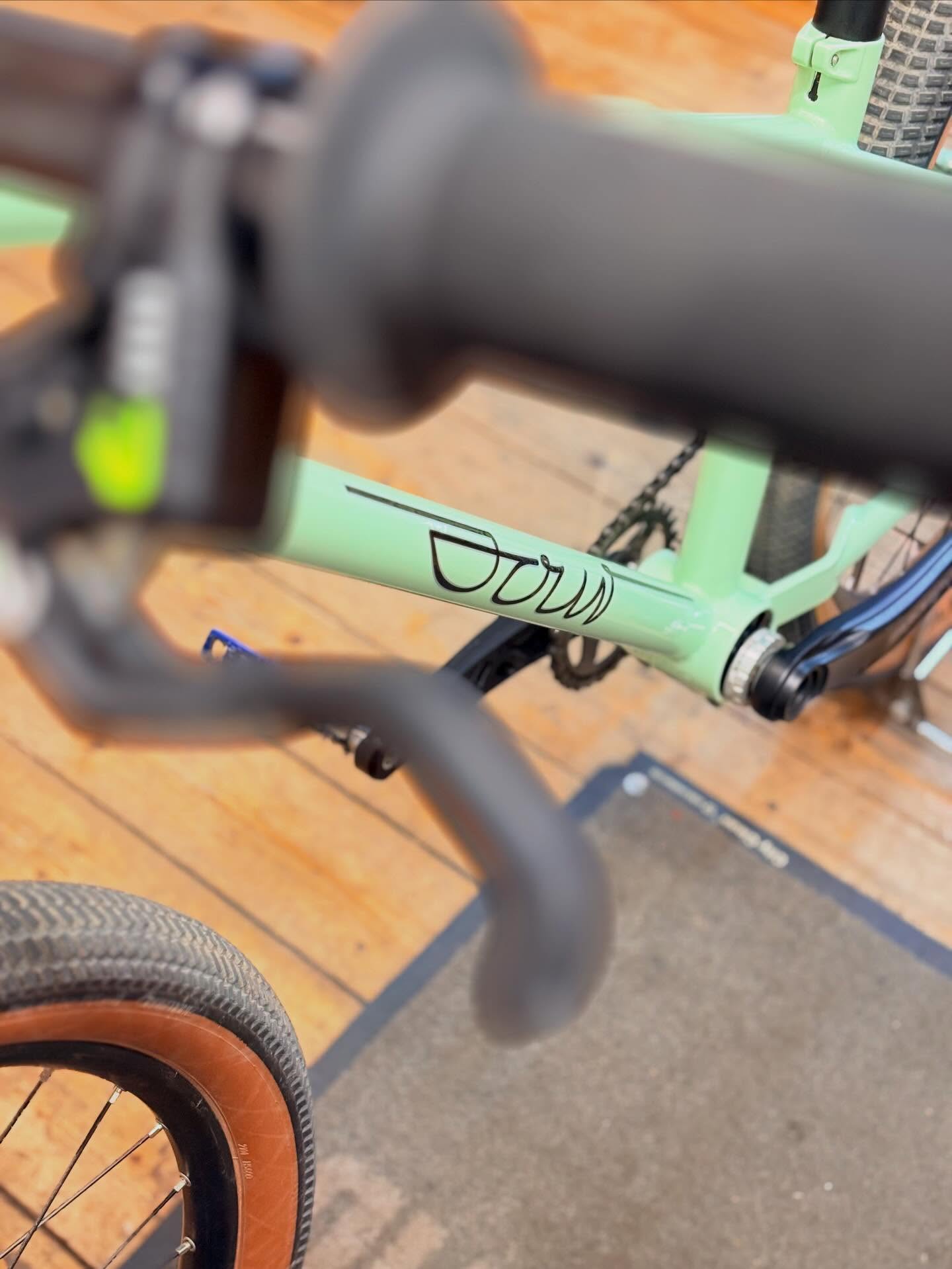 🚲 Cancan kann fast alles. 🆙
Und wenn nicht – dann lernt es das spätestens im Pumptrack. 😌
Das @sour.bicycles Cancan ist bereit, Funkparks zu zerlegen, Lines zu flowen und Airtime zu sammeln.
Realistisch gesehen wird man es aber eher auf den Pumptracks der Umgebung sehen – und dort vermutlich ziemlich regelmäßig 👀
Denn dieses Schmuckstück gehört jetzt unserem treuen Kunden @outsidesperfect 🙌
Let it fly. 🚀
#bikepointdresden #sourbikes #cancan #dirtbike #pumptrack