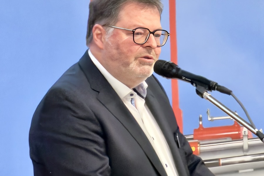 Am 4. und 5. Februar 2026 hatten wir die Ehre, Gastgeber des 1. Tages der Flurförderfahrzeug-Branche des Bundesverband LandBauTechnik zu sein.
Die Veranstaltung begann am Mittwoch mit einem fachlich anspruchsvollen Programm für rund 90 Teilnehmerinnen und Teilnehmer. Hochkarätige Vorträge beleuchteten aktuelle Entwicklungen sowie zentrale Herausforderungen der Branche. Im Anschluss erhielten die Gäste im Rahmen einer strukturierten Betriebsführung einen detaillierten Einblick in unsere Unternehmensabläufe, Produktionsprozesse und unser Produktportfolio.
Am Donnerstag wurde das Tagungsprogramm mit weiteren fundierten Fachbeiträgen fortgeführt. Ein besonderer Schwerpunkt lag auf der Podiumsdiskussion, in der maßgebliche Branchenthemen differenziert analysiert und aus verschiedenen Perspektiven erörtert wurden. Den formellen Abschluss bildete ein gemeinsames Gruppenfoto, das den intensiven fachlichen Austausch und die konstruktive Zusammenarbeit dieser beiden Veranstaltungstage unterstrich.
Wir danken allen Teilnehmerinnen und Teilnehmern für ihre Teilnahme, den professionellen Dialog sowie die wertvollen Impulse. Es war uns eine besondere Freude, die Vertreterinnen und Vertreter der Branche in unserem Hause begrüßen zu dürfen.
Für das entgegengebrachte Vertrauen bedanken wir uns ausdrücklich und freuen uns auf eine weiterhin erfolgreiche Zusammenarbeit.