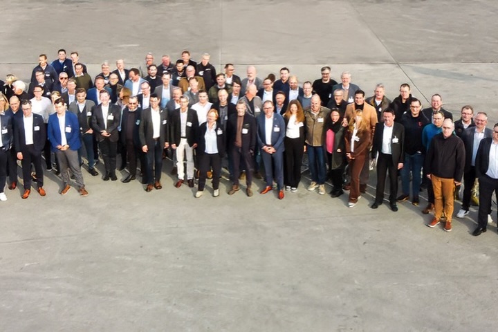 Am 4. und 5. Februar 2026 hatten wir die Ehre, Gastgeber des 1. Tages der Flurförderfahrzeug-Branche des Bundesverband LandBauTechnik zu sein.
Die Veranstaltung begann am Mittwoch mit einem fachlich anspruchsvollen Programm für rund 90 Teilnehmerinnen und Teilnehmer. Hochkarätige Vorträge beleuchteten aktuelle Entwicklungen sowie zentrale Herausforderungen der Branche. Im Anschluss erhielten die Gäste im Rahmen einer strukturierten Betriebsführung einen detaillierten Einblick in unsere Unternehmensabläufe, Produktionsprozesse und unser Produktportfolio.
Am Donnerstag wurde das Tagungsprogramm mit weiteren fundierten Fachbeiträgen fortgeführt. Ein besonderer Schwerpunkt lag auf der Podiumsdiskussion, in der maßgebliche Branchenthemen differenziert analysiert und aus verschiedenen Perspektiven erörtert wurden. Den formellen Abschluss bildete ein gemeinsames Gruppenfoto, das den intensiven fachlichen Austausch und die konstruktive Zusammenarbeit dieser beiden Veranstaltungstage unterstrich.
Wir danken allen Teilnehmerinnen und Teilnehmern für ihre Teilnahme, den professionellen Dialog sowie die wertvollen Impulse. Es war uns eine besondere Freude, die Vertreterinnen und Vertreter der Branche in unserem Hause begrüßen zu dürfen.
Für das entgegengebrachte Vertrauen bedanken wir uns ausdrücklich und freuen uns auf eine weiterhin erfolgreiche Zusammenarbeit.