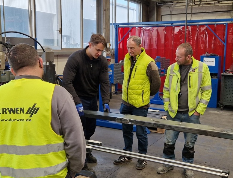 Traditionsfirmen untereinander 🤝Über Jahrzehnte hinweg beliefert die Fa. Durwen das Traditionsunternehmen in Ochtendung mit herausragenden Anbaugeräten für die Aufnahme der produzierten Steine.Anfangs nutzte die Fa. Jakob Stockschläder GmbH & Co. KG unsere ersten produzierten Steinklammern. Heute wird mehr Wert auf Flexibilität und den Transport von Paletten gelegt. Von Zinkenverstellgeräten bis hin zu Mehrfach-Palettengeräten nutzt der steinverarbeitende Betrieb unsere Produkte.In Verbindung mit den Gabelstaplern des Linde-Vertragspartners Jungbluth Fördertechnik GmbH(@jungbluthgruppe) aus Kruft hat die Fa. Jasto(@jastobaustoffe) verlässliche Partner an ihrer Seite.