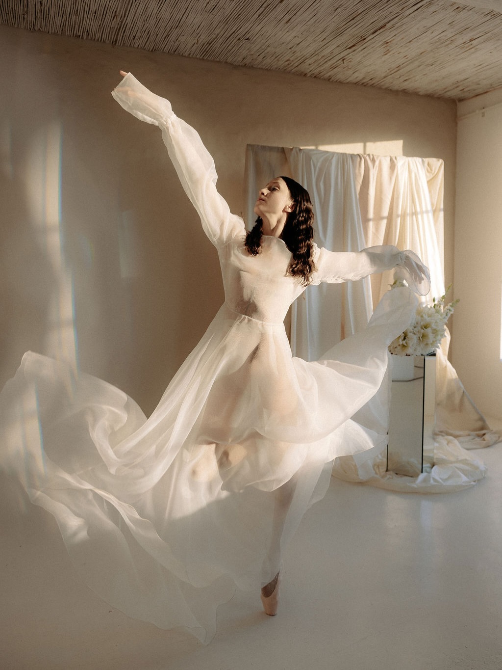 TWO SWANS by MOLLY ERDÉLYI These are my favorite photoes from Molly Erdélyi’s work. A content day organised by @dorafazekasphoto Planning & decor @uni…