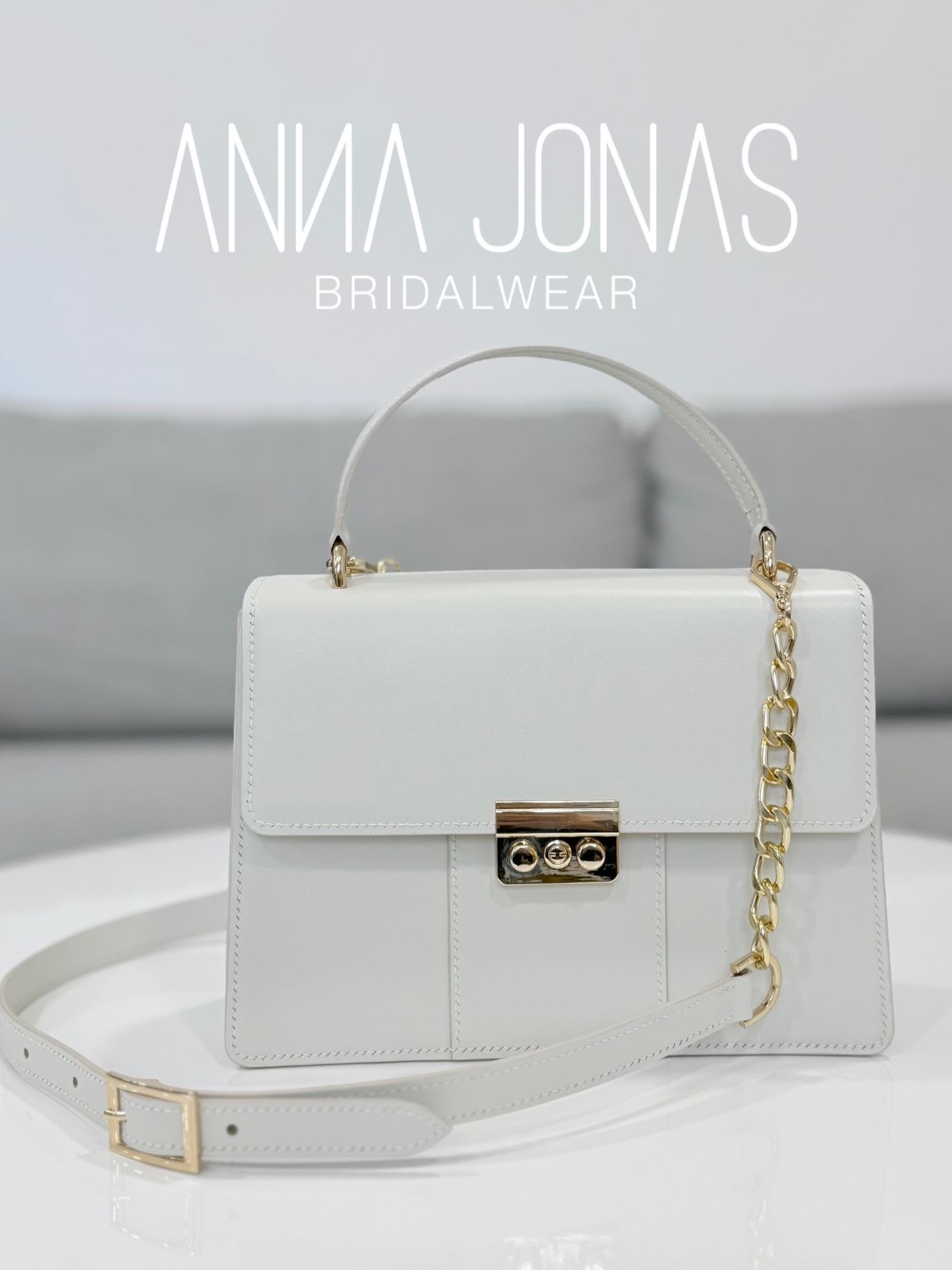 Anna Jonas Mariée No.1 Örömmel mutatom be az Anna Jonas első kézitáskáját: a Mariée No.1-et. Kézzel készült, valódi marhabőrből, tradicionális olasz t…