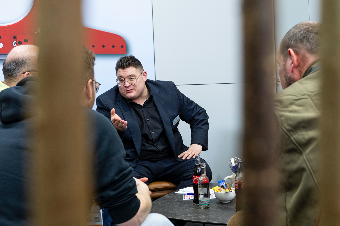 Wir möchten uns als Firma Durwen herzlich für den großartigen Besuch auf unserem Messestand während der @logimat in Stuttgart bedanken. Es hat uns sehr gefreut, so viele interessante Gespräche zu führen, neue Kontakte zu knüpfen und bekannte Partner persönlich wiederzusehen.
Die @logimat war für uns eine hervorragende Gelegenheit, unsere neuesten Lösungen und Entwicklungen zu präsentieren und gemeinsam über aktuelle Herausforderungen und Chancen in der Intralogistik zu sprechen. Ihr Interesse, Ihre Fragen und der offene Austausch haben maßgeblich zum Erfolg unseres Messeauftritts beigetragen.
Ein besonderes Dankeschön gilt allen Besuchern, Kunden, Partnern und Interessierten, die sich die Zeit genommen haben, unseren Stand zu besuchen. Der persönliche Dialog und das wertvolle Feedback motivieren uns, weiterhin innovative und zuverlässige Lösungen für unsere Kunden zu entwickeln.
Wir freuen uns darauf, die Gespräche weiterzuführen und auch in Zukunft gemeinsam erfolgreiche Projekte umzusetzen.
Vielen Dank für Ihren Besuch und bis zum nächsten Mal!
Ihr Team der Firma Durwen