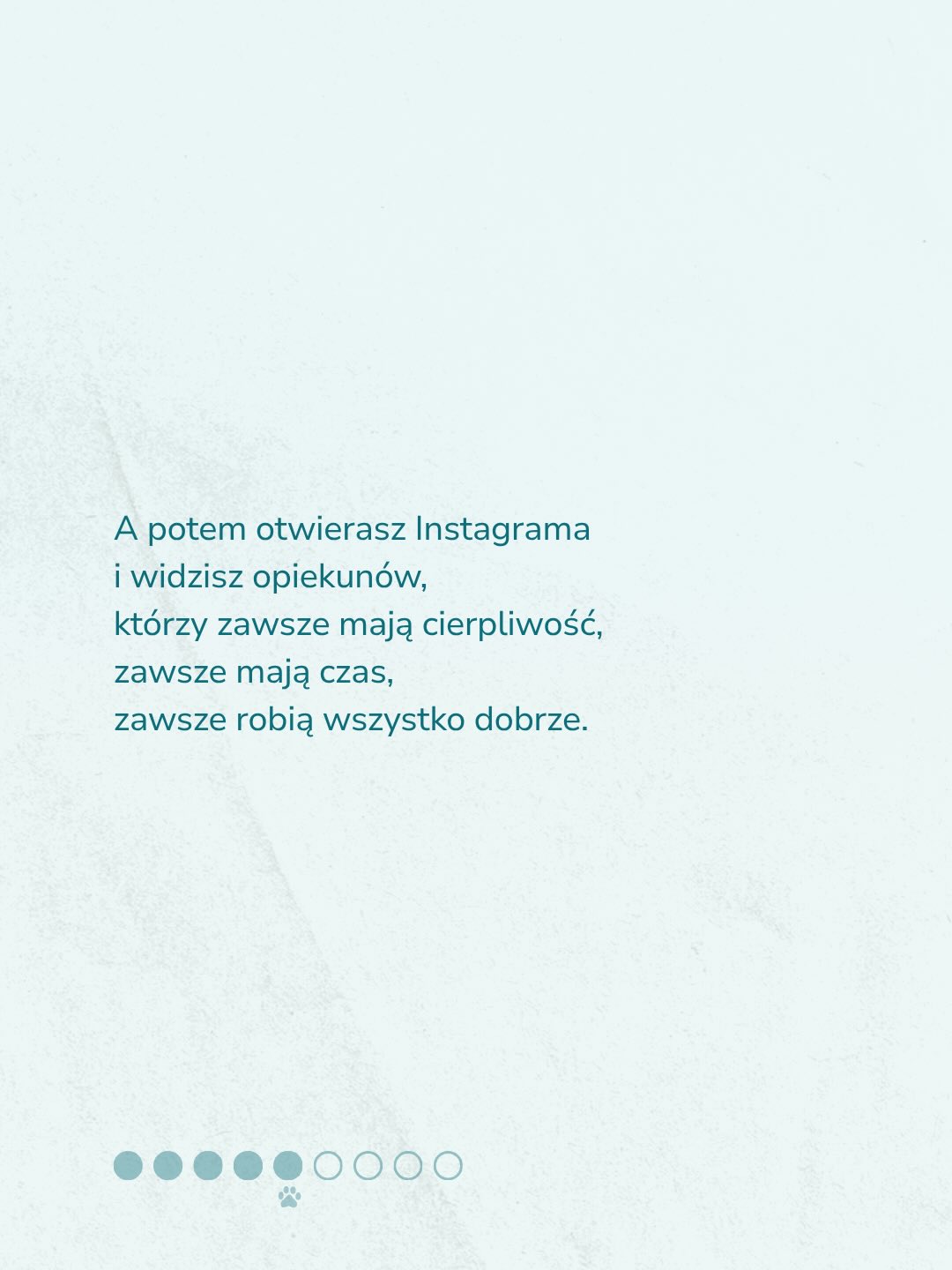 Czasem patrzę na te wszystkie idealne życia z psami w internecie i mam wrażenie, że wszyscy ogarniają to lepiej ode mnie.
Długie spacery.
Ciągłe treningi.
Zero frustracji.
Zero zmęczenia.
I chyba właśnie przez to czasem mam poczucie, że sama robię za mało.
Że powinnam mieć więcej cierpliwości, więcej energii i bardziej „ogarnięte” życie z psem.
I chyba dopiero uczę się, że bycie dobrą opiekunką nie oznacza bycia idealną 💛
I może właśnie dlatego stworzyliśmy PetBox.
Nie po to, żeby oceniać, jakim jesteś opiekunem.
Tylko po to, żeby choć trochę ułatwić codzienność z psem - dobrym jedzeniem, wsparciem i świadomością, że nie wszystko musisz ogarniać sama 🐾
Jeśli znasz kogoś, komu też czasem wydaje się, że robi za mało — podeślij mu ten post 💛