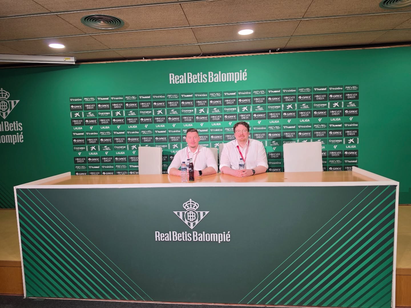 Am Donnerstag, den 21.05.2026, durften INOVIX und wir Teil eines besonderen Events von @lindemhi im Stadion von Betis Sevilla sein.
Vor Ort wurden Endkunden die neuesten Lösungen und Innovationen rund um Linde Stapler präsentiert – und wir hatten die besondere Gelegenheit, als einer von nur zwei externen Lieferanten unsere Produkte vorzustellen. Dadurch konnten wir viele spannende Gespräche führen und unsere Lösungen einem interessierten Fachpublikum präsentieren.
Ein großes Dankeschön an @lindemhi. für die Einladung, das Vertrauen und die Möglichkeit, Teil dieses erfolgreichen Events zu sein.
Ebenso bedanken wir uns bei INOVIX für die hervorragende Zusammenarbeit vor Ort.
Wir freuen uns auf die nächsten gemeinsamen🔥
#Linde #MaterialHandling #Stapler #Innovation #Anbaugeräte Logistik Sevilla Networking Forklifts IndustrialSolutions