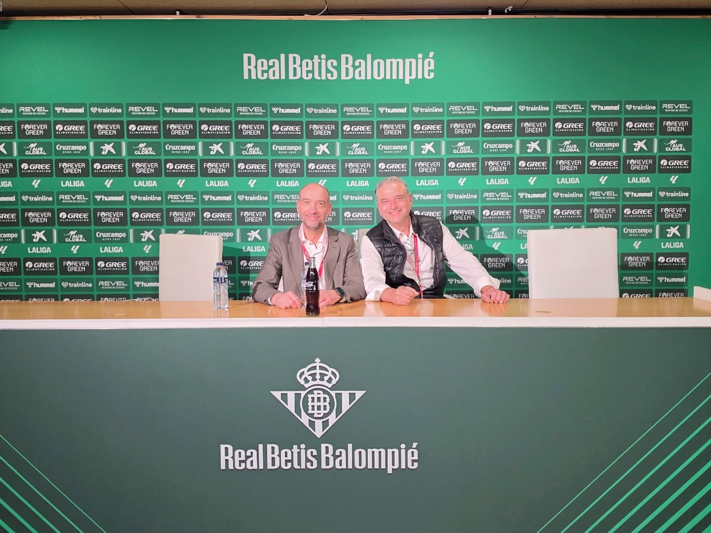 Am Donnerstag, den 21.05.2026, durften INOVIX und wir Teil eines besonderen Events von @lindemhi im Stadion von Betis Sevilla sein.
Vor Ort wurden Endkunden die neuesten Lösungen und Innovationen rund um Linde Stapler präsentiert – und wir hatten die besondere Gelegenheit, als einer von nur zwei externen Lieferanten unsere Produkte vorzustellen. Dadurch konnten wir viele spannende Gespräche führen und unsere Lösungen einem interessierten Fachpublikum präsentieren.
Ein großes Dankeschön an @lindemhi. für die Einladung, das Vertrauen und die Möglichkeit, Teil dieses erfolgreichen Events zu sein.
Ebenso bedanken wir uns bei INOVIX für die hervorragende Zusammenarbeit vor Ort.
Wir freuen uns auf die nächsten gemeinsamen🔥
#Linde #MaterialHandling #Stapler #Innovation #Anbaugeräte Logistik Sevilla Networking Forklifts IndustrialSolutions