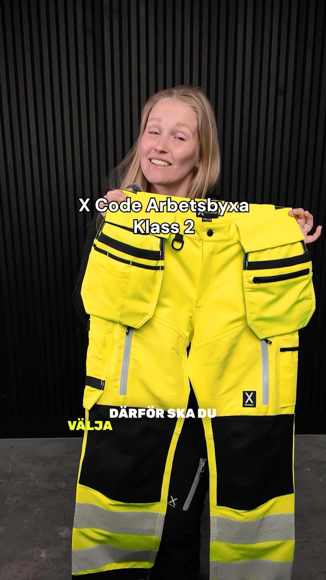 Att synas på jobbet ska inte betyda att man behöver ge avkall på komforten. X Code Klass 2 Arbetsbyxa kombinerar hög synlighet med en rörlighet som märks genom hela arbetsdagen 👌 Den slitstarka 4-vägsstretchen ger full rörelsefrihet samtidigt som den bekväma stretchen i midjan gör att byxan sitter skönt från första till sista timmen. Varsel och reflexer ser till att du syns ordentligt när arbetsmiljön kräver det, utan att byxan känns stel eller begränsande 🚧 Smarta ficklösningar, hammarhankar och flyttbara hängfickor gör det enkelt att anpassa efter arbetsuppgiften. De förböjda knäna tillsammans med knäskyddsfickorna ger extra komfort för dig som ofta jobbar nära marken 🔧 En genomtänkt varselbyxa för arbetsdagar där både synlighet och rörlighet spelar lika stor roll 👍