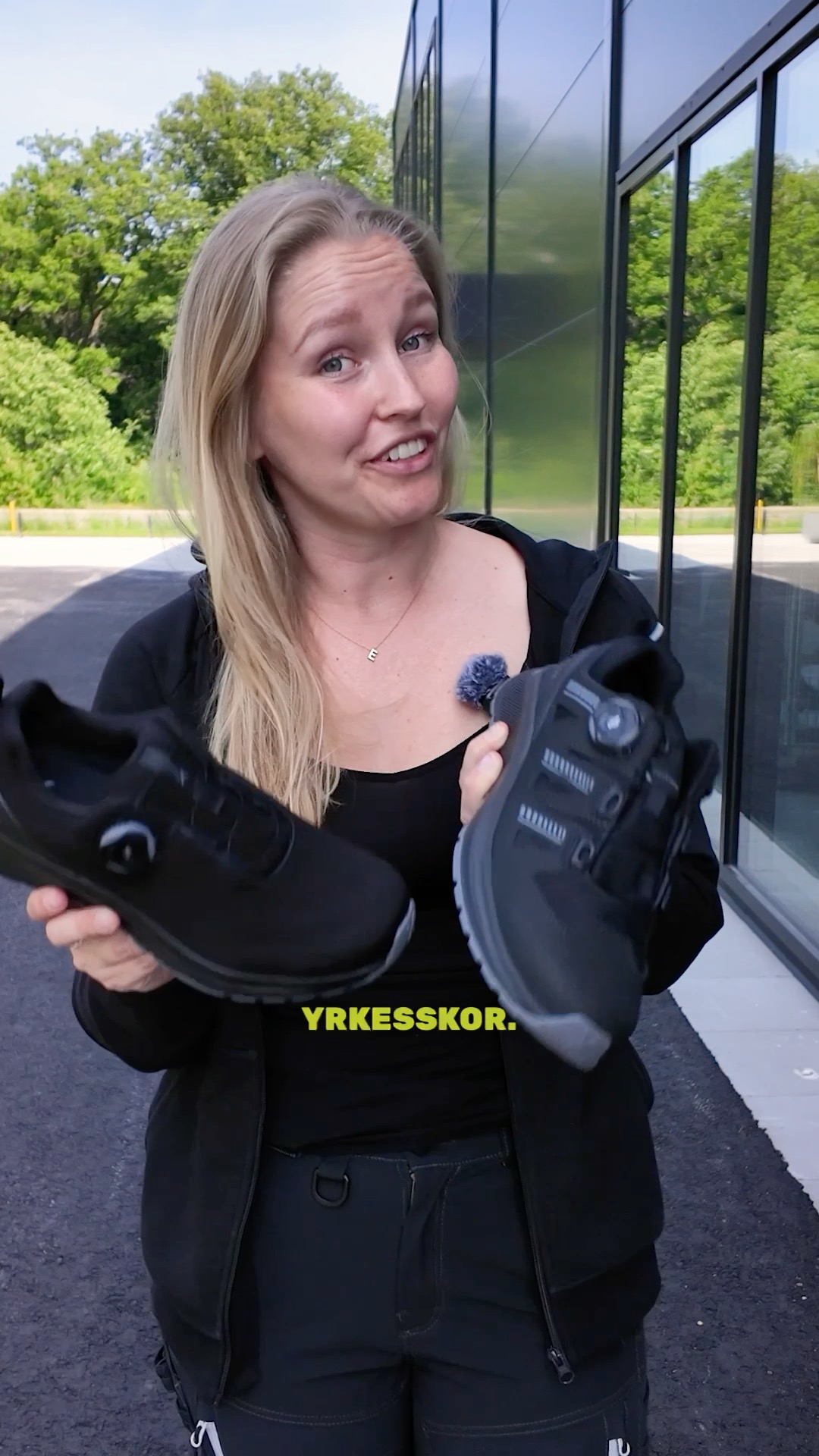 Ibland varierar jobben mellan utemiljöer och innemiljöer och då är det smidigt att ha ett par skor som fungerar för båda! X Speed Pegasus och X Speed Stratus är våra mest populära yrkesskor som fungerar lika bra ute som inne 💪