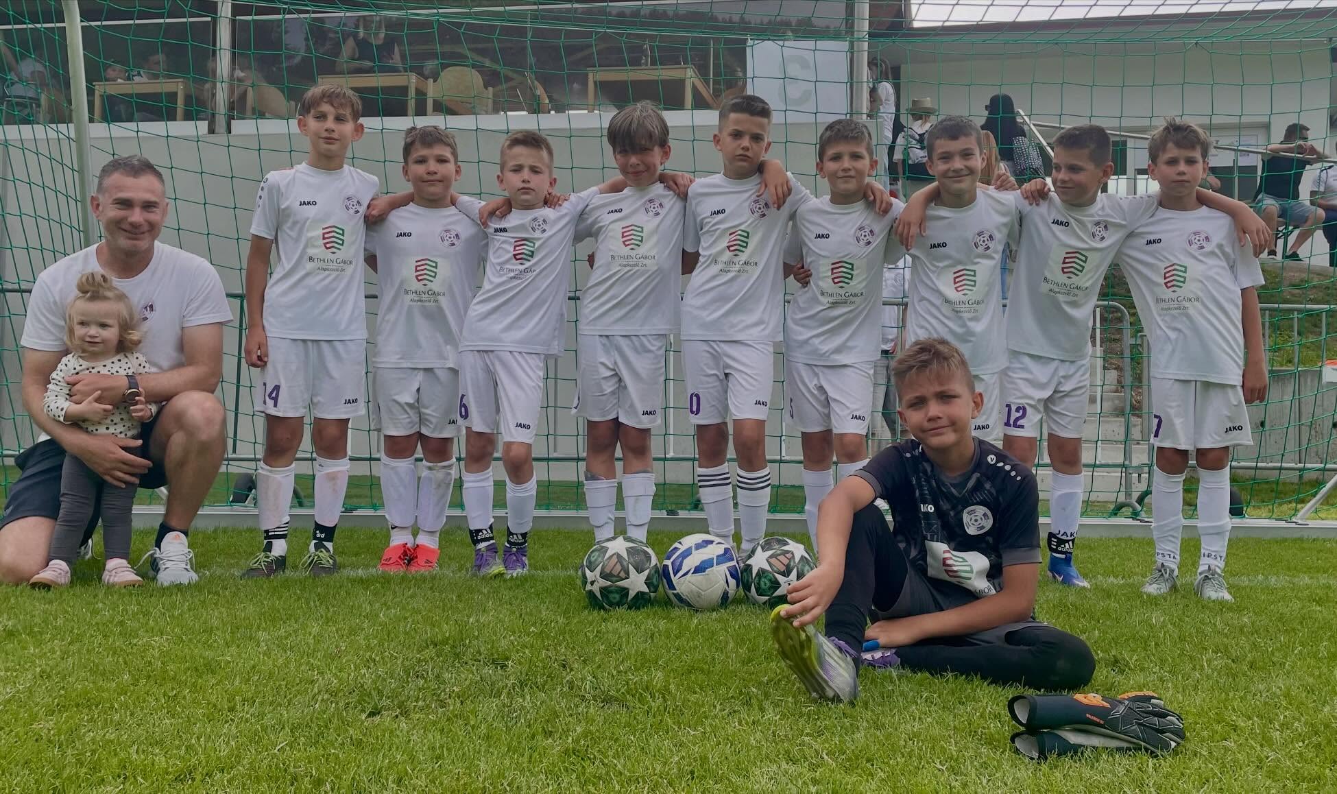 Sikeres tornaszereplések utánpótlásunknál ⚽️💜
🇸🇰 U9 – Football Focus Cup, Párkány
U9-es csapatunk a párkányi Football Focus Cup 14 csapatos mezőnyében mérhette össze tudását korosztályos ellenfeleivel. A fiúk végül a 8. helyen zártak, miközben sok hasznos tapasztalattal gazdagodtak és becsülettel képviselték klubunkat. 💪
🇦🇹 U10 – Scheiblingkirchen
U10-es csapatunk rangos nemzetközi tornán vett részt Ausztriában, ahol olyan neves klubok korosztályos csapataival mérkőzött meg, mint a Rapid Wien, a LASK Linz és az Admira Wacker. ☝️
A rendkívül erős mezőnyben egyedüli külföldi csapatként jutottak a legjobb nyolc közé, és végül csak büntetőpárbajban maradtak alul a bronzmérkőzésen. Játékosaink végig bátran és szervezetten futballoztak, bizonyítva, hogy a legjobb akadémiákkal szemben is helyt tudnak állni. 👏
🇸🇰 U10 (fehér) – Football Focus Cup, Párkány
Ezüstéremmel zárta a Football Focus Cup U10-es tornáját csapatunk. Az 5 mérkőzésen elért 3 győzelem, 1 döntetlen és 1 vereség a torna második helyét jelentette.
A fiúk végig magabiztos játékkal és nagy küzdőszellemmel futballoztak, így teljesen megérdemelten szerezték meg az ezüstérmet. 👏🥈
🇸🇰 U10 (lila) – Football Focus Cup, Párkány
U10-es csapatunk egy 16 csapatos nemzetközi tornán vett részt Párkányban.
A fiúk három győzelemmel megnyerték csoportjukat, majd az elődöntőben a későbbi tornagyőztes Újpest ellen nagy csatában, egygólos vereséget szenvedtek.
A torna 4. helyén zártak, és ismét értékes tapasztalatokkal gazdagodtak. 👏
🇦🇹 U11 – Parndorf
U11-es csapatunk egy 24 csapatos nemzetközi tornán szerepelt Parndorfban.
A fiúk több erős ellenféllel is megmérkőztek, és végül a 17. helyen zártak. A mérkőzések során értékes tapasztalatokat szereztek, amelyek fontos állomásai a további fejlődésüknek. 💪
Gratulálunk csapatainknak! 👏
Büszkék vagyunk rátok!🤩
Hajrá KFC! 💜🤍