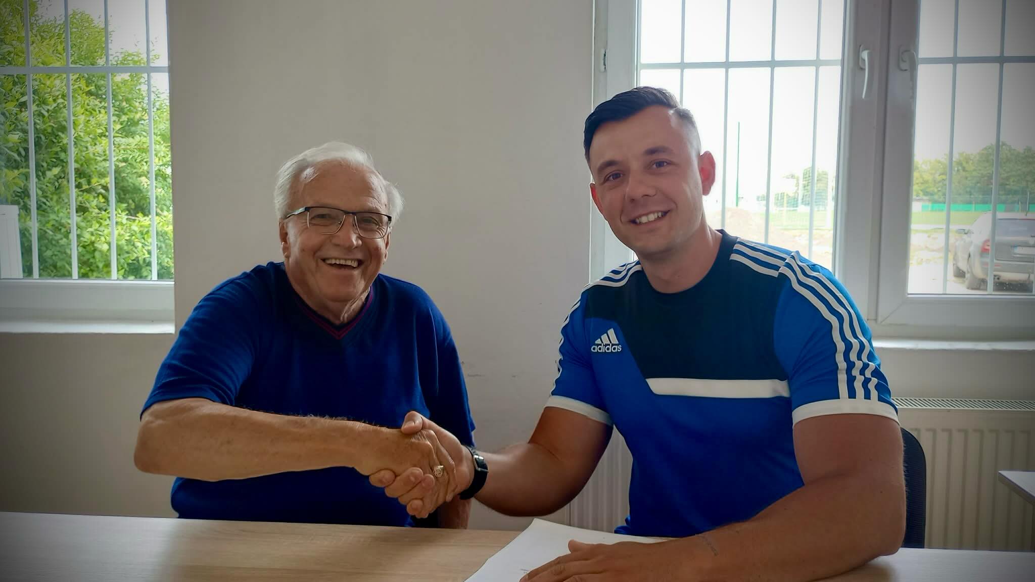 🇭🇺 Czibor Norbert vezetésével folytatjuk a munkát 🤝✍️
Norbi asszisztens edzőként dolgozott férfi csapatunknál, majd az idény hajrájában megbízott vezetőedzőként vezette együttesünket.
Az elvégzett munka és a közös elképzelések alapján klubunk vezetősége a folytatás mellett döntött, így a 2026/27-es szezonban is ő irányítja csapatunkat. 💪
Sok sikert és eredményes munkát kívánunk, Norbi! 💪
Hajrá KFC!💜🤍
🇸🇰 V práci pokračujeme pod vedením trénera Norberta Czibora 🤝✍️
Norbi pôsobil v našom mužskom tíme ako asistent trénera a v závere sezóny viedol náš tím ako poverený hlavný tréner.
Na základe odvedenej práce a spoločných predstáv sa vedenie nášho klubu rozhodlo pre pokračovanie, takže aj v sezóne 2026/27 bude náš tím viesť on. 💪
Želáme veľa úspechov a plodnú prácu, Norbi! 💪
Do toho, KFC!💜🤍