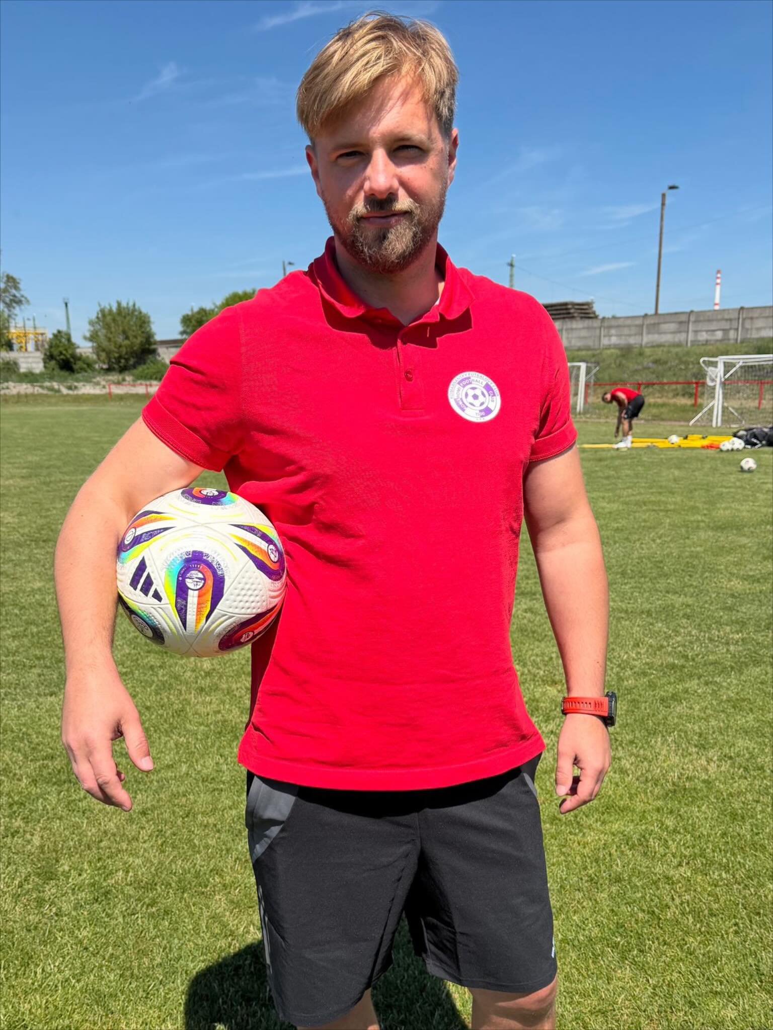 🇭🇺 Klubunk szakmai stábja Matej Čobík Ferčík személyében új asszisztens edzővel erősödik 🤝
A 37 éves szlovák szakember játékosként több szlovák klubban is megfordult, többek között az FC Košice, az FK Pohronie, a Baník Kalinovo, az FK Železiarne Podbrezová, a Partizán Bardejov, az FK Čaňa és az FK Slavoj Trebišov együtteseiben. ⚽
Edzői pályafutása során utánpótláscsapatoknál is dolgozott, majd a Baník Kalinovo és az FK Pohronie együttesénél szerzett tapasztalatot vezetőedzőként. A 2025/26-os szezonban a szlovák élvonalban szereplő FC Košice asszisztens edzőjeként tevékenykedett. 💪
Köszöntjük klubunknál, és sok sikert kívánunk neki a közös munkához! 💜
🇸🇰 Realizačný tím nášho A mužstva sa rozširuje o nového asistenta trénera, ktorým je Matej Čobík Ferčík 🤝
Tento 37-ročný slovenský tréner pôsobil ako hráč v viacerých slovenských kluboch, medzi inými v FC Košice, FK Pohronie, Baníku Kalinovo, FK Železiarne Podbrezová, Partizáne Bardejov, FK Čaňa a FK Slavoj Trebišov. ⚽
Počas svojej trénerskej kariéry pôsobil aj v mládežníckych tímoch, neskôr získal skúsenosti ako hlavný tréner v kluboch Baník Kalinovo a FK Pohronie. V sezóne 2025/26 pôsobil ako asistent trénera účastníka Niké ligy, FC Košice. 💪
Vítaj u nás Matej a prajeme ti veľa úspechov v našej spoločnej práci! 💜