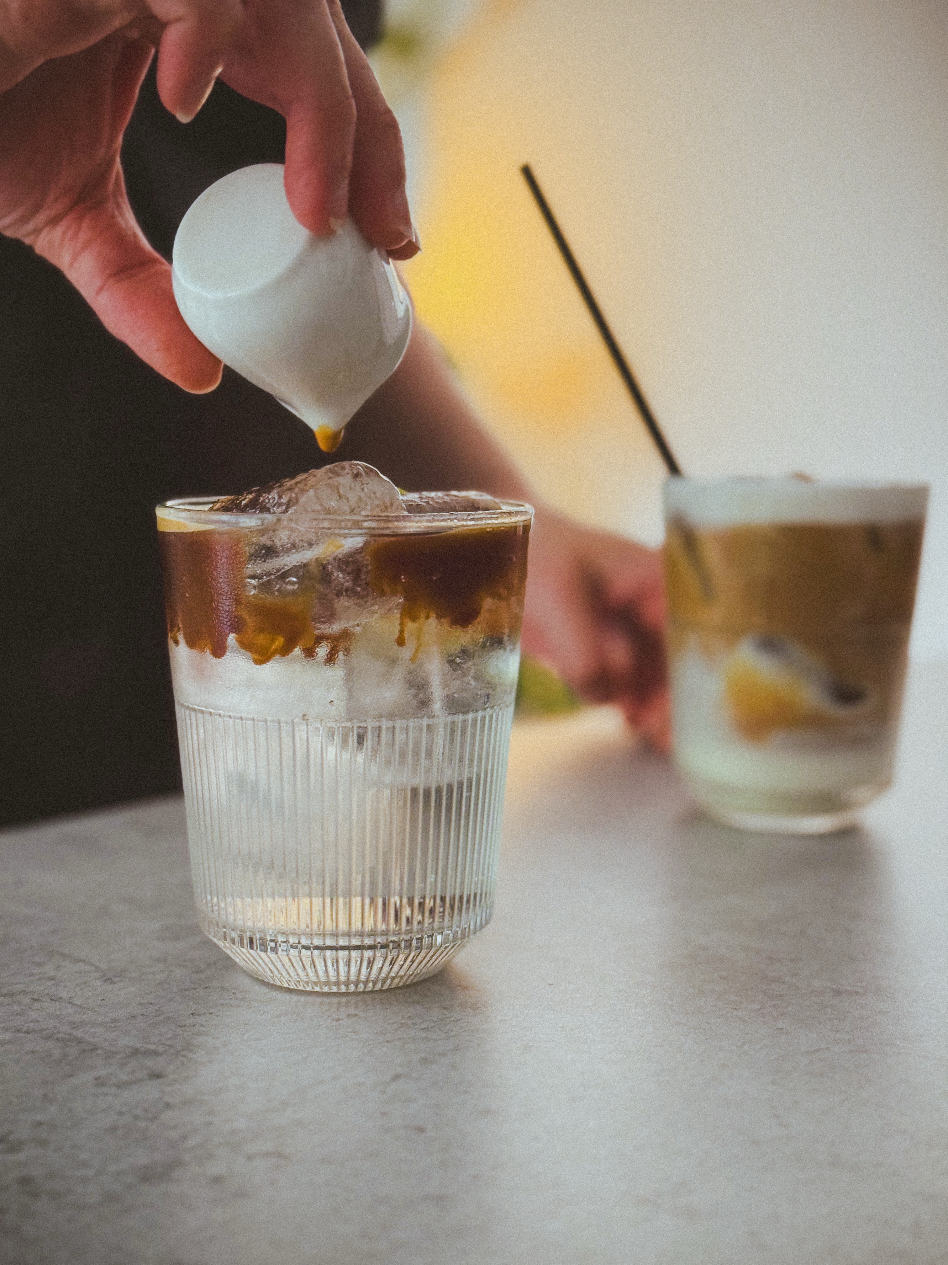 Vedro? 🥵 Chápeme.
U nás ale nehrozí. Díky klimatizaci, ledové kávě a naší silné letní nabídce drinků, včetně zmrzlinových milkshaků, jsme ideální útočiště před El Niño☀️
Označte někoho s kým si zasloužíte ledovou pauzu ❄️