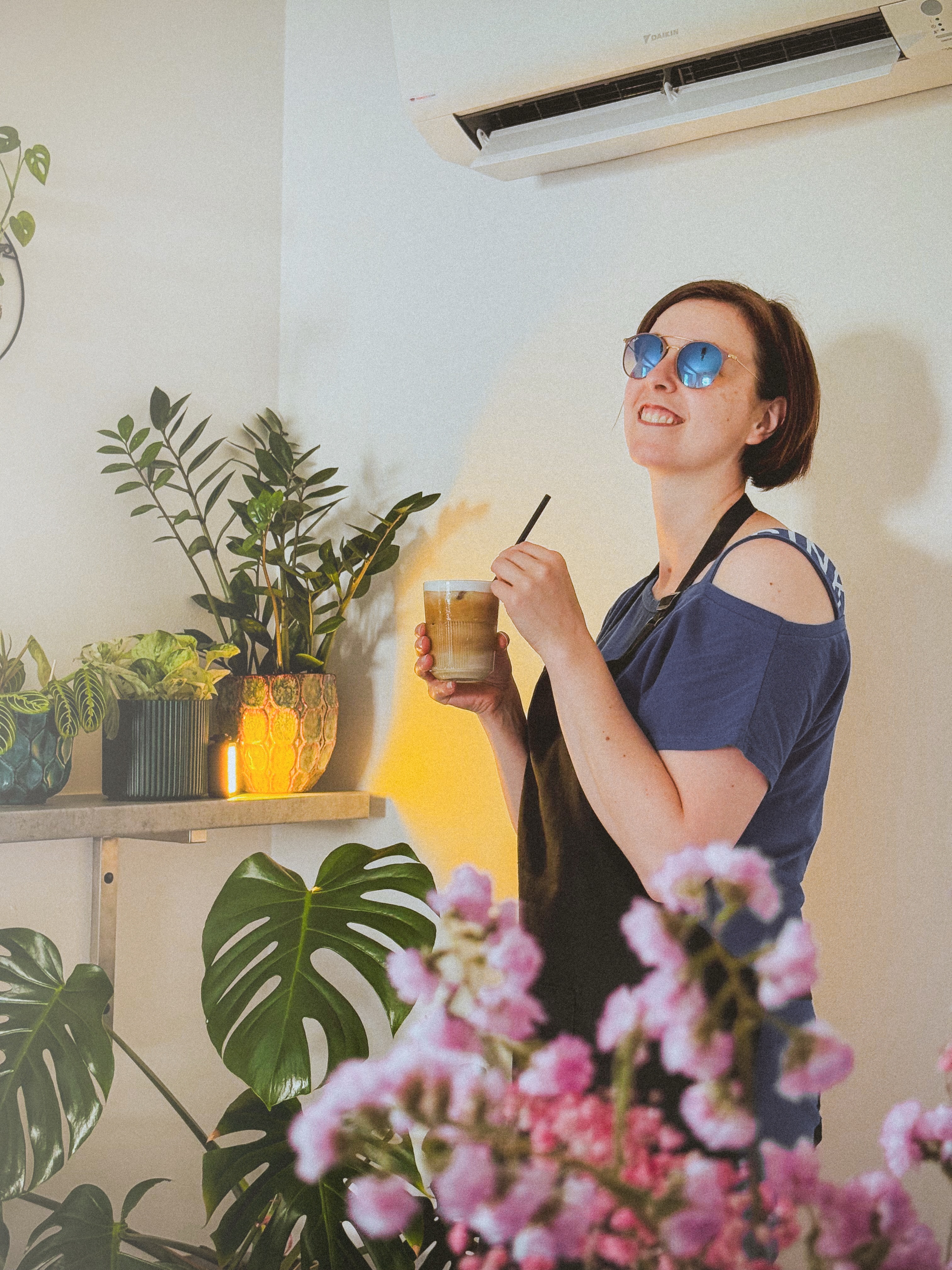 Vedro? 🥵 Chápeme.
U nás ale nehrozí. Díky klimatizaci, ledové kávě a naší silné letní nabídce drinků, včetně zmrzlinových milkshaků, jsme ideální útočiště před El Niño☀️
Označte někoho s kým si zasloužíte ledovou pauzu ❄️