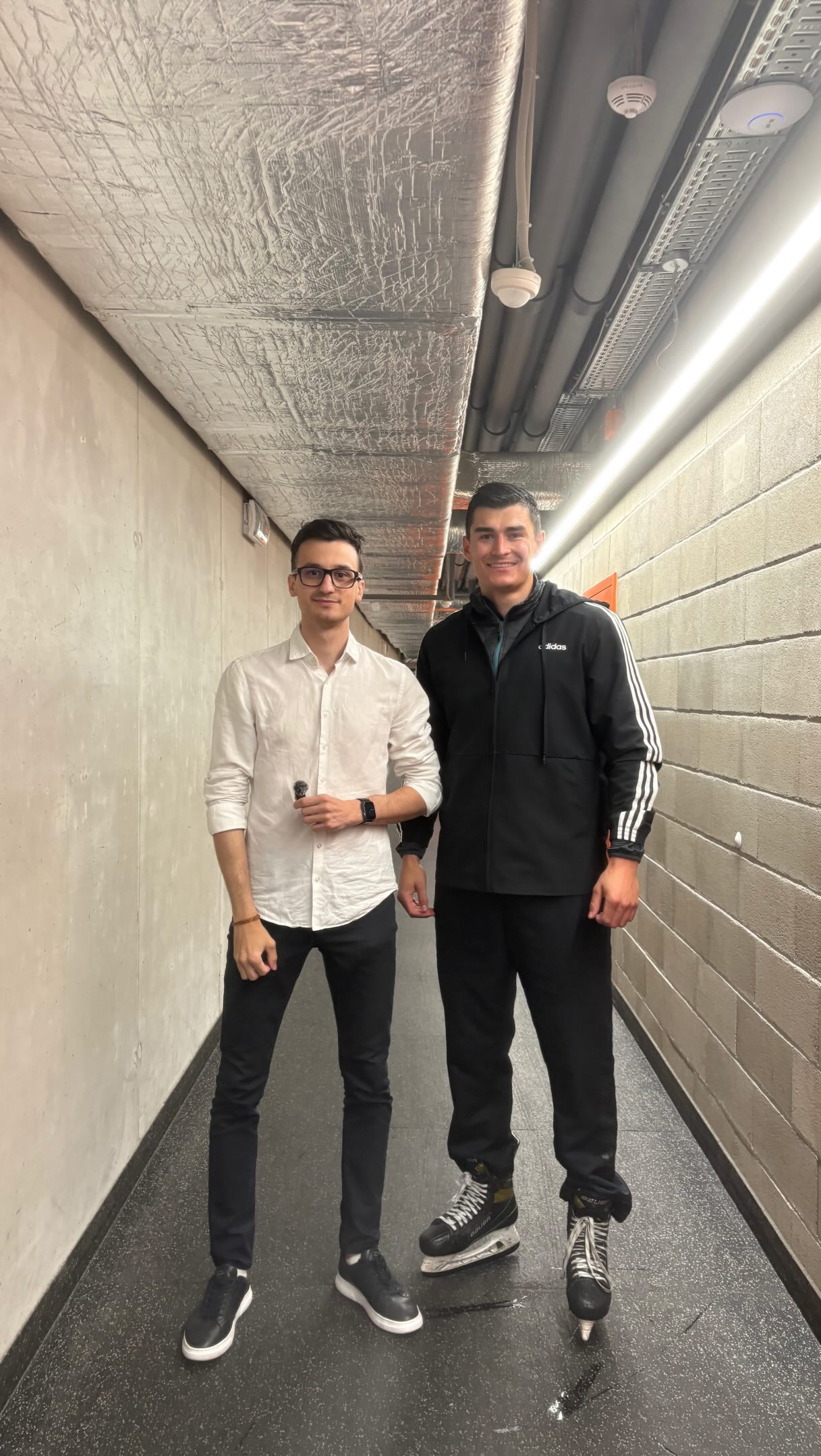 🎙️ Nový rozhovor s Davidom Hílekom.
Prinášame vám krátky rozhovor s Davidom Hílekom. Budeme radi, ak si ho vypočujete a dáte nám vedieť svoj názor.
🏒 Hráčske úspechy:
• Vicemajster extraligy dorastu (2015/2016) – MHKM Skalica
• Vicemajster 1. ligy mužov (2017/2018) – HK Skalica
• 3. miesto v 1. lige mužov (2021/2022) – HK Skalica
• Pôsobenie v projektoch SR18 a SR20
🏆 Trénerský úspech:
• Majster SHL ligy (1. slovenská hokejová liga mužov)
• Skills coach HK Skalica.
🎧 Prajeme príjemné sledovanie!