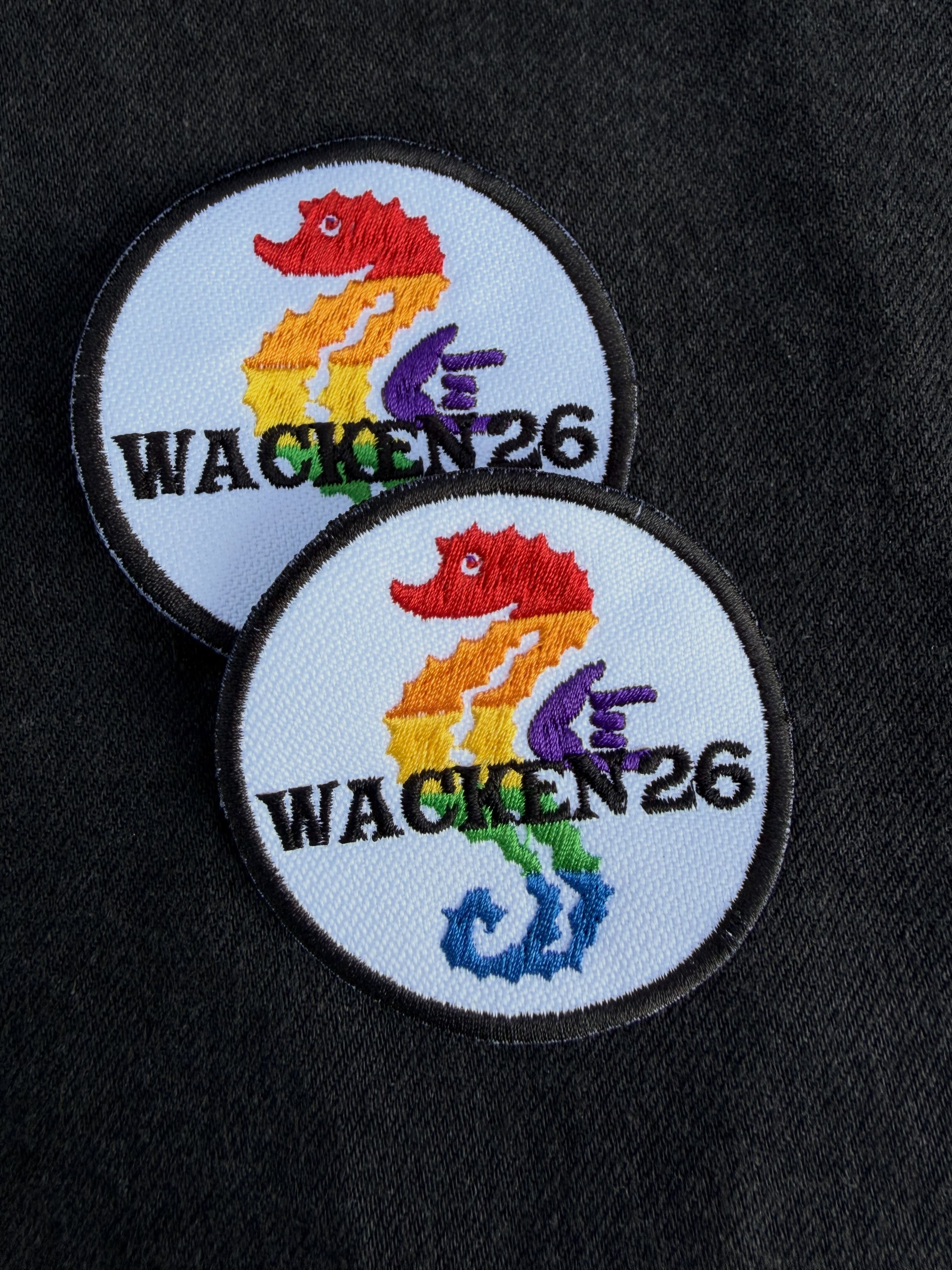 Wacken 2026 ist vorbei.
Es war uns ein Fest mit euch.
Dieses Jahr gab es Hitzetaufe statt Matschtaufe. Staub, Sonne, warme Getränke und kontrolliertes Durchglühen auf dem Holy Ground.
Und aus gegebenem Anlass kommt das zweite Abzeichen schön bunt. Denn Haltung gehört auf die Kutte. Für Vielfalt, Respekt und Metal ohne braunen Beigeschmack.
Die neuen Wacken Seepferdchen 2026 sind ab sofort in unserem Online-Shop erhältlich.
#wackenopenair #woa #wacken2026 #metal #seepferdchen abzeichen patches kutte toleranz vielfalt