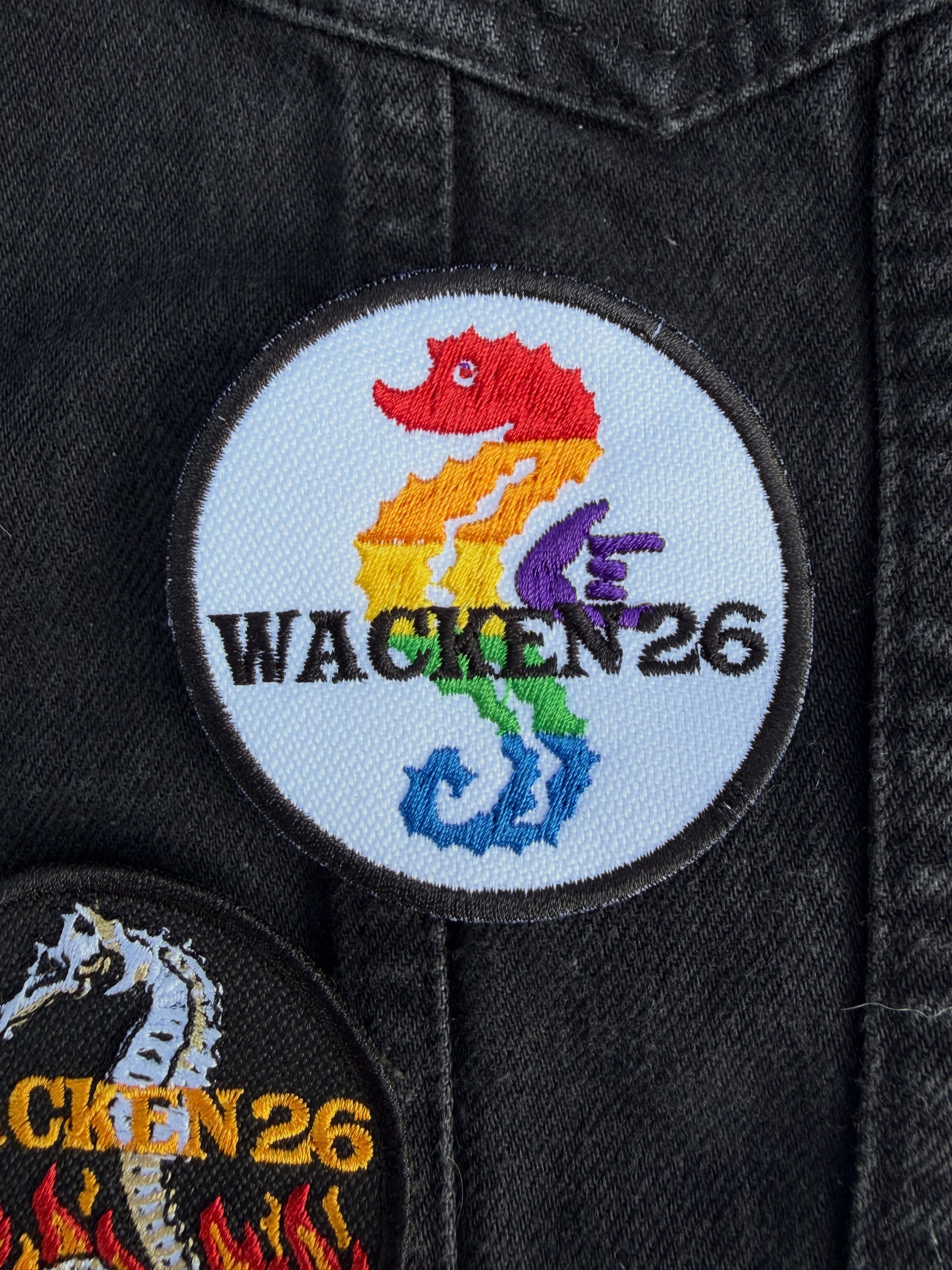 Wacken 2026 ist vorbei.
Es war uns ein Fest mit euch.
Dieses Jahr gab es Hitzetaufe statt Matschtaufe. Staub, Sonne, warme Getränke und kontrolliertes Durchglühen auf dem Holy Ground.
Und aus gegebenem Anlass kommt das zweite Abzeichen schön bunt. Denn Haltung gehört auf die Kutte. Für Vielfalt, Respekt und Metal ohne braunen Beigeschmack.
Die neuen Wacken Seepferdchen 2026 sind ab sofort in unserem Online-Shop erhältlich.
#wackenopenair #woa #wacken2026 #metal #seepferdchen abzeichen patches kutte toleranz vielfalt
