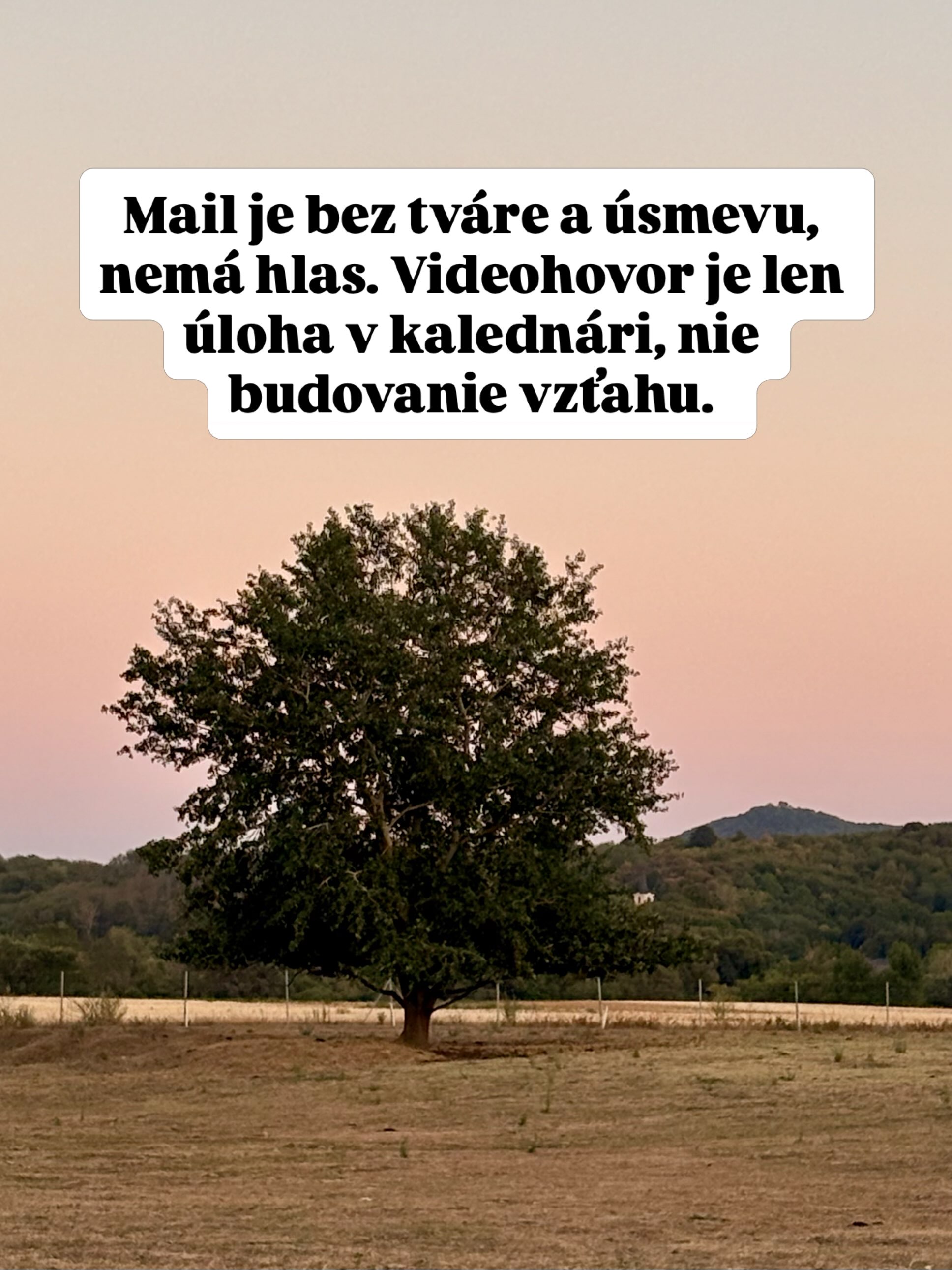 Splniť si sen a presťahovať sa z mesta na dedinu je jedna vec. Mať job? Druhá.
Niekdy to znamená vziať hocičo, čo sa núka lokálne.
Niekedy vytvoriť si svoje vlastné pracovné miesto.
Je dobré si premyslieť, čo je reálne, či ide o prechodný stav alebo budovanie niečoho trvalejšieho, či to človeka uživí a či to zvládne psychicky. Zvĺádnuť toho treba dosť. Bodom naviac je, ak človeka práca aj baví.
#tesmackydvor #dedina #zmena #kariera #homeoffice