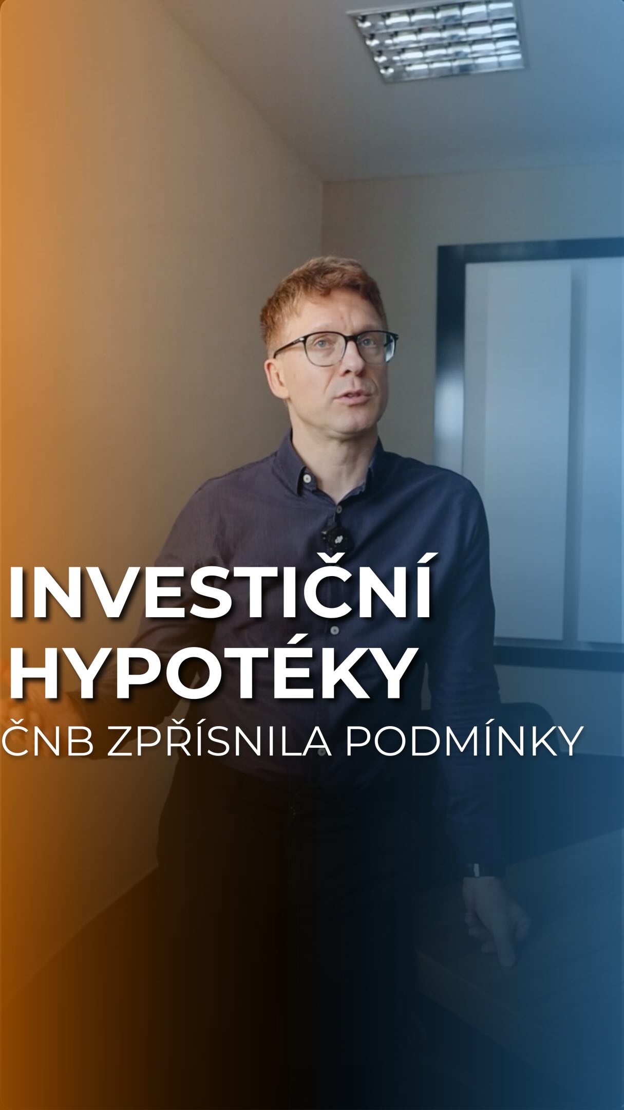Investiční hypotéky budou přísnější. 🏦
Česká národní banka zpřísnila podmínky pro financování investičních nemovitostí.
Co to reálně znamená?
Od 1. dubna 2026 by se měla za investiční nemovitost považovat třetí, čtvrtá a každá další nemovitost, kterou člověk vlastní. 🏘️
A hlavní změna?
Investor bude muset dát více peněz ze svého.
Zatímco dnes je běžné získat například 80 % zástavní hodnoty, u investiční nemovitosti to nově může být maximálně 70 %. 📉
To znamená vyšší vlastní kapitál a menší páku při nákupu další nemovitosti.
Pro investory to není konec možností.
Jen bude potřeba lépe počítat, mít připravené vlastní zdroje a nepočítat s tím, že banka profinancuje většinu nákupu. 💰
Chcete vědět, jak se na investiční hypotéku připravit?