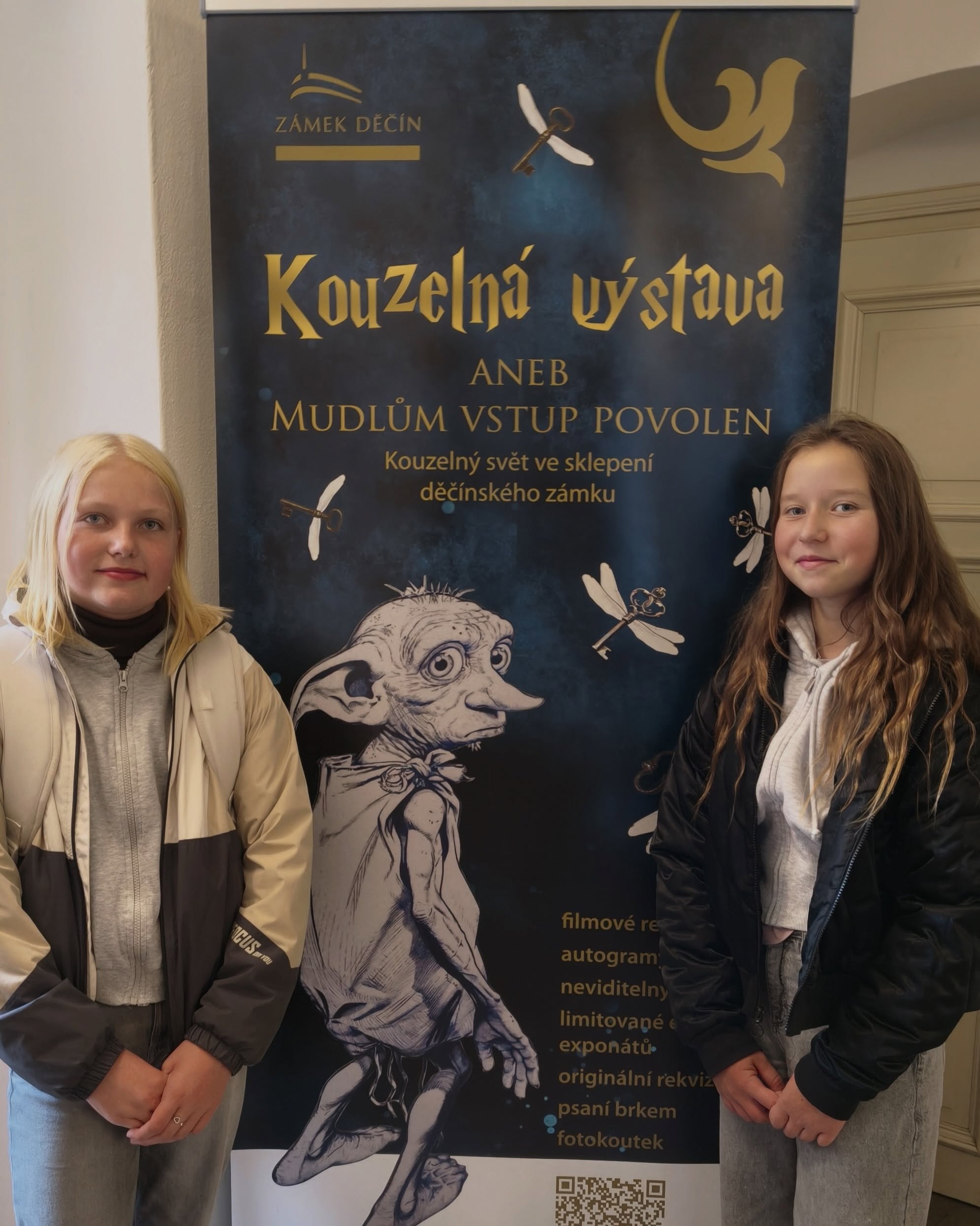 ✨ Zažili jsme kouzelné září! 🪄⚡
Naše 5. třída se včera vydala po stopách Harryho Pottera na děčínský zámek, kde jsme navštívili výstavu „Kouzelná výstava aneb Mudlům vstup povolen“. 🏰✨
Čekalo na nás více než 1 000 exponátů ze soukromé sbírky Andrey Horákové – kouzelné předměty, filmové rekvizity i postavy známé z příběhů Harryho Pottera. 🧙♂️📚
A nebylo to jen o prohlížení! Vyzkoušeli jsme si:
🪶 psaní brkem a inkoustem
🧹 kouzelnický sport a famfrpál
🧩 týmovou soutěž, ve které jsme potřebovali rychlost, bystrou mysl a hlavně spolupráci
Domů jsme si odvezli spoustu nových zážitků, zajímavostí a hlavně krásně strávený společný den. 💛