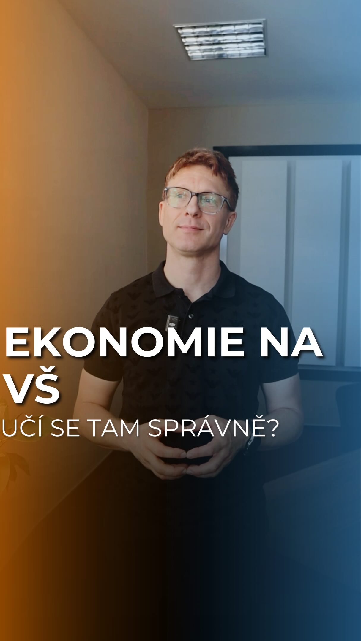 Učí se ekonomie na vysokých školách opravdu správně? 🎓
Nechci generalizovat, ale někdy se podle mě ztrácí to nejdůležitější:
ptát se proč.
Proč daný princip vznikl?
Proč funguje právě takhle?
A jaký má dopad v reálném životě?
Místo toho se studenti často učí nazpaměť poučky, definice nebo zákonné formulace, které jim v praxi moc nepomohou. 📚
A problém nemusí být v tom, že by studenti nebyli schopní.
Často jsou spíš demotivovaní, protože jim chybí propojení teorie s realitou.
Ekonomie by neměla být jen o zapamatování pojmů.
Měla by lidi učit přemýšlet, chápat souvislosti a rozumět tomu, jak peníze, trh a rozhodování opravdu fungují. 🧠