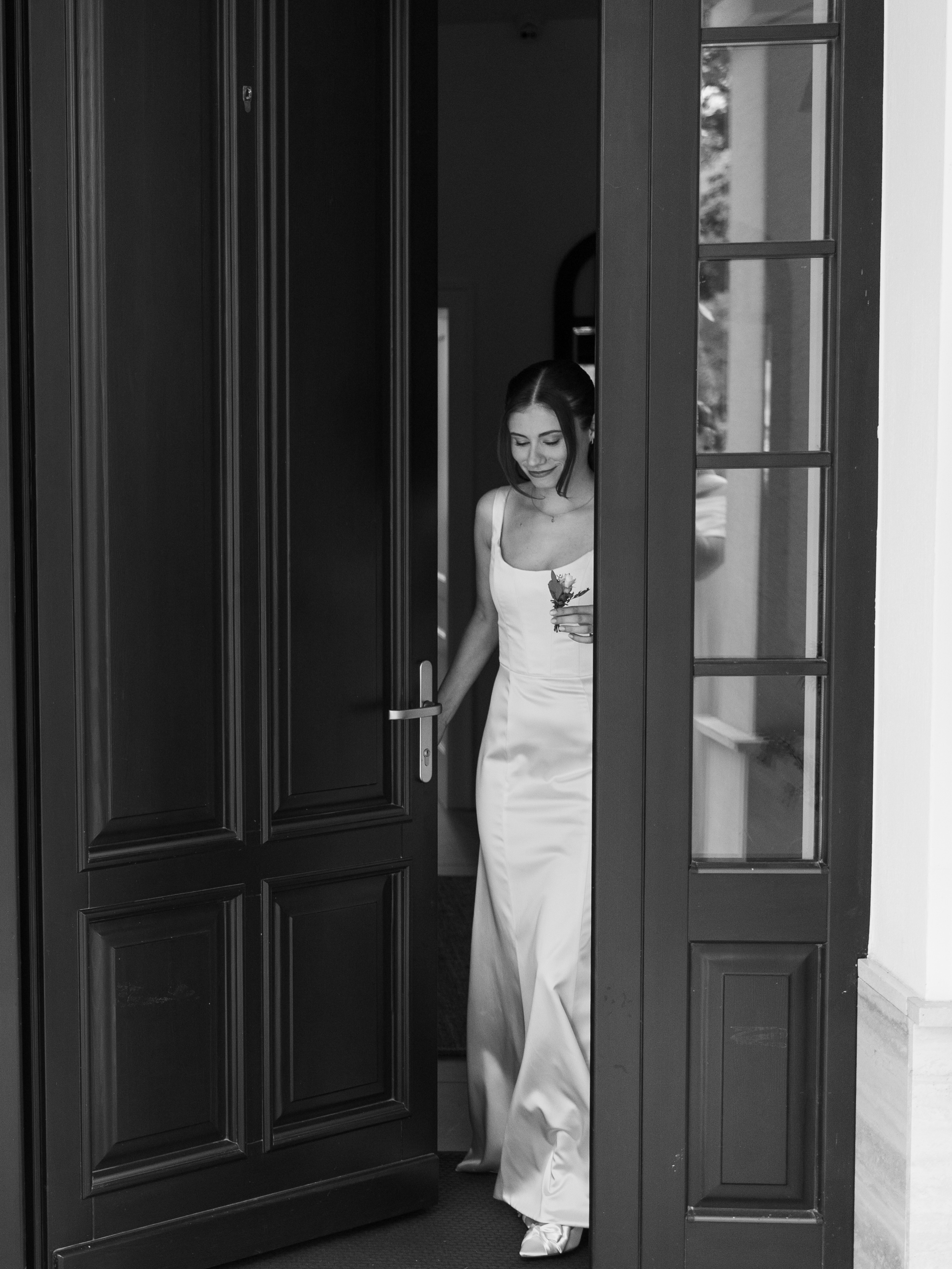 Ági 🕊️ @agnessbalazs @molnarleventephoto @albertzsofi_makeup @villantbogi #realbride #annajonas #hungariandesigner #bridaldress #weddinggown
