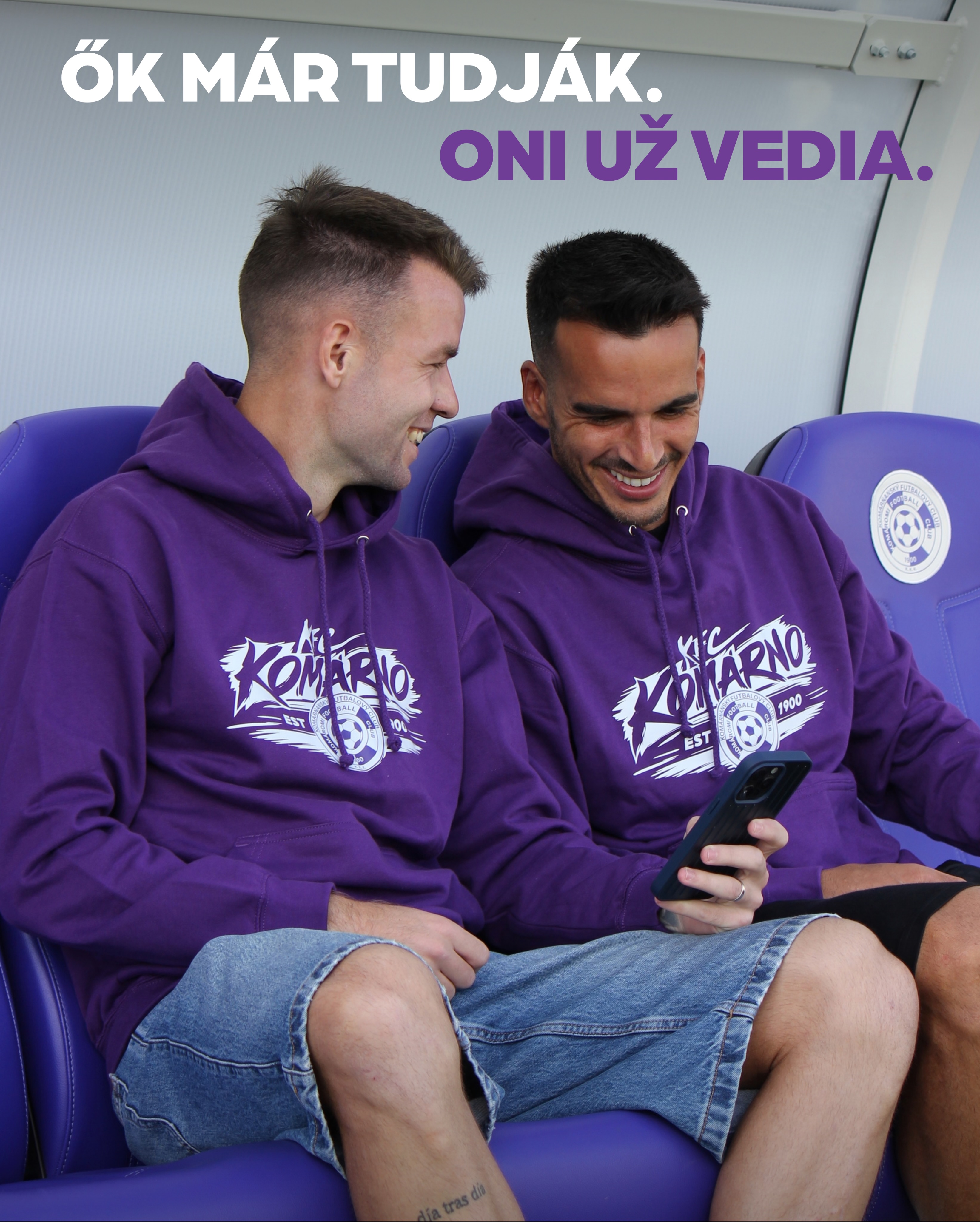 🇭🇺 Ők már tudják… 👀
Nektek még egy kicsit várnotok kell.
Hamarosan. 💜
🇸🇰 Oni už vedia… 👀
Vy si ešte chvíľu počkáte.
Už čoskoro. 💜