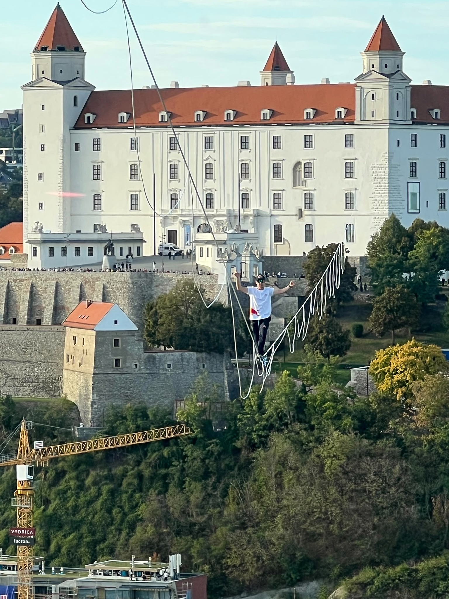 Will @jaantastic make the world record today in Bratislava? He is going from Bratislava castle to UFO Bridge for 12 hours 🤩
Have you seen him?
#bratislava #slovakia #slovensko #slacklining