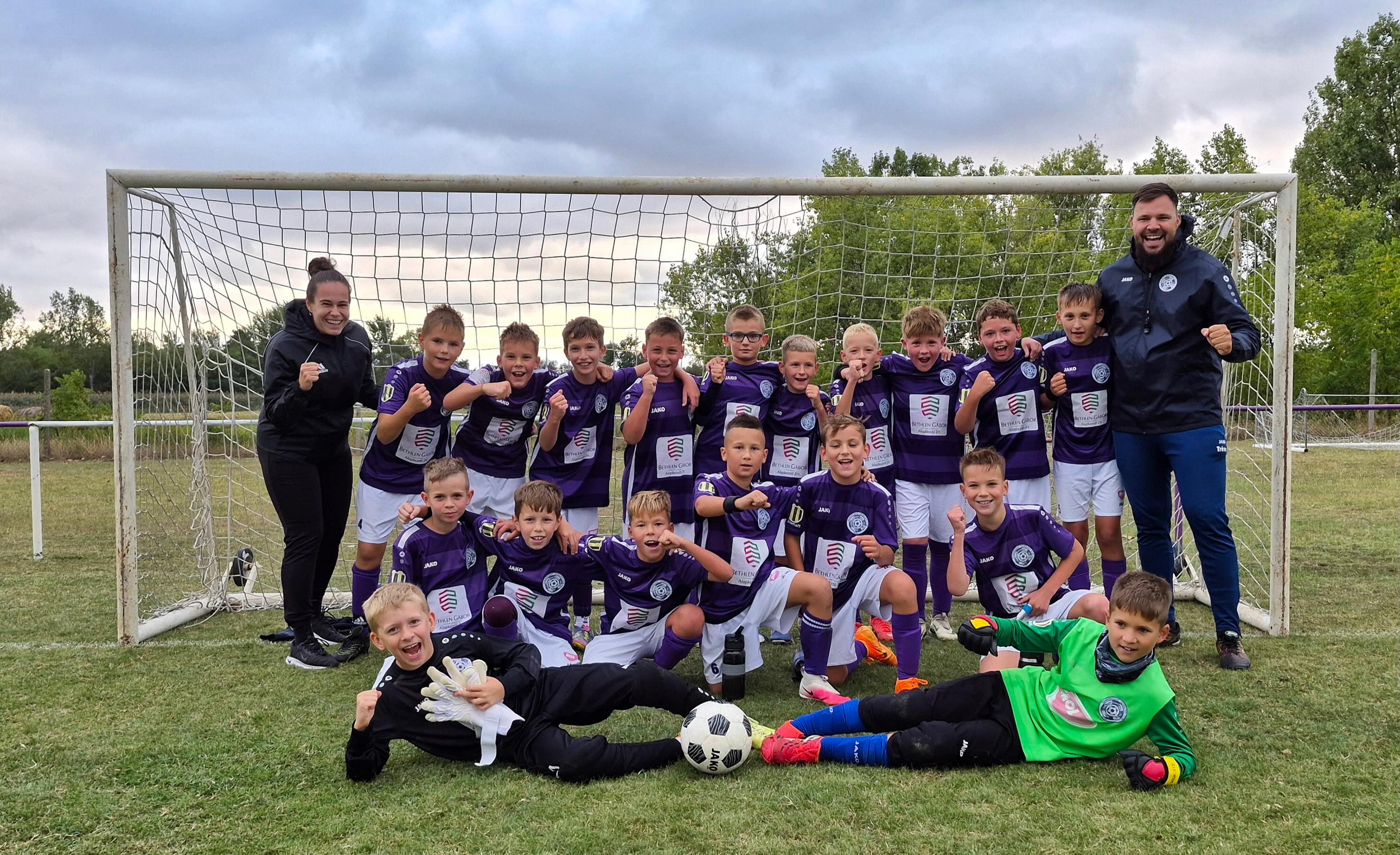 🇭🇺 13 győzelem, 4 vereség – ez utánpótláscsapataink legutóbbi bajnoki mérlege 💪⚽️
Fiataljaink 17 mérkőzésen léptek pályára, amelyek közül 13-at győzelemmel zártak. 🔥💪
🇸🇰 13 víťazstiev, 4 prehry – taká je aktuálna bilancia našich mládežníckych tímov v lige 💪⚽️
Naši mladíci odohrali 17 zápasov, z ktorých 13 zakončili víťazstvom. 🔥💪
U9
🏆 KFC Komárno 🆚 MŠO Štúrovo 1️⃣-3️⃣
🏆 FK Nitra 🆚 KFC Komárno 2️⃣-3️⃣
U10
🏆 KFC Komárno 🆚 MŠO Štúrovo 3️⃣-1️⃣
🏆 FK Nitra 🆚 KFC Komárno 0️⃣-4️⃣
U11
🏆 KFC Komárno 🆚 MŠO Štúrovo 3️⃣-1️⃣
🏆 FK Nitra 🆚 KFC Komárno 4️⃣-0️⃣
U11C
🏆 FK FC Zemianska Olča 🆚 KFC Komárno 6️⃣-9️⃣
⚽️ Góllövők / Strelci: Solčan J. (4), Zachar B. (3), Tóth Á. (2)
🏆 TJ Dynamo Nová Stráž 🆚 KFC Komárno 4️⃣-1️⃣4️⃣
⚽️ Góllövők / Strelci: Peredy Zs. (5) Leckési Z. (3), Farkas B. (3), Tóth M., Pintér T., Pál E.
U12
🏆 KFC Komárno 🆚 FK Rača 8️⃣-7️⃣
⚽️ Góllövők / Strelci: Csölle T. (2), Lakatos B. (2), Bednár I., Farkas B., Kósa M., Beke Á.
U13
🏆 KFC Komárno 🆚 FK Rača 3️⃣-1️⃣
⚽️ Góllövők / Strelci: Nagy A., Kapusňák M., Benčo A.
U14
🏆 FK Rača 🆚 KFC Komárno 7️⃣-0️⃣
U15
🏆 FK Rača 🆚 KFC Komárno 3️⃣-0️⃣
U16
🏆 KFC Komárno 🆚 TJ Dynamo Nová Stráž 5️⃣-1️⃣
⚽️ Góllövők / Strelci: Lukáč K. (2), Rajkovics B., Gajdáč O., Lukács K.
U17
🏆 KFC Komárno 🆚 FK Pohronie 4️⃣-1️⃣
⚽️ Góllövők / Strelci: Németh K., Beke D., Somogyi T., öngól
U19
🏆 KFC Komárno 🆚 FK Pohronie 3️⃣-2️⃣
⚽️ Góllövők / Strelci: Szokol B. (2), Kozlov V.,
WU11
🏆 FK Chotín 🆚 KFC Komárno 3️⃣-9️⃣
⚽️ Góllövők / Strelkyne: Szabó D. (6), Fehér J. (2), Balatoni J.
🏆 KFC Komárno 🆚 OŠK Svätý Peter 5️⃣-0️⃣
⚽️ Góllövők / Strelkyne: Szabó D. (5)
Büszkék vagyunk rátok! 👏🤩
Sme na vás hrdí! 👏🤩
Csak így tovább! ☝️
Tak ďalej! ☝️
Hajrá KFC! 💜🤍
Do toho, KFC! 💜🤍