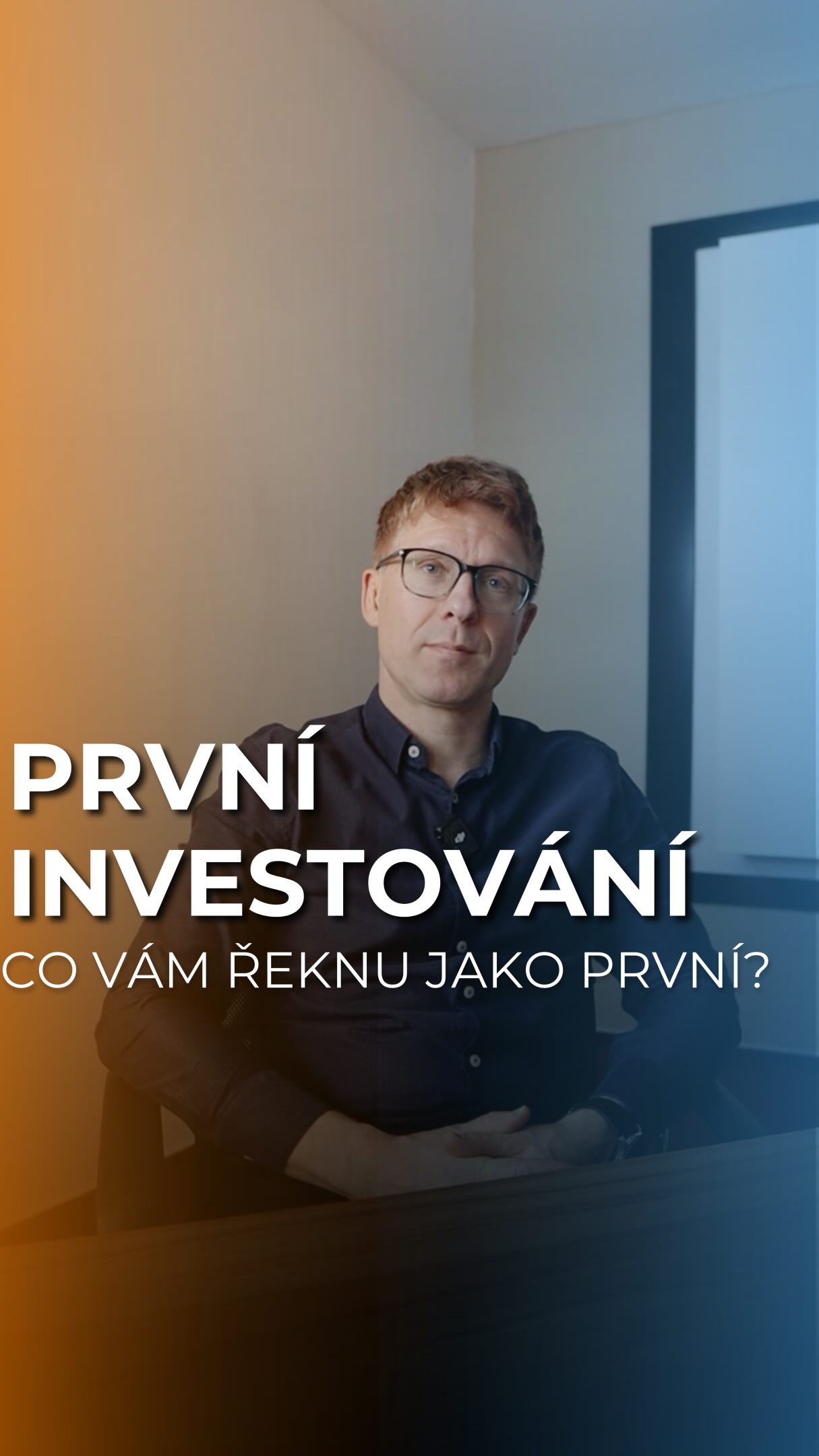 Máte 100 000 Kč na účtu a chcete poprvé investovat? 📈
První otázka není, kam peníze dát.
První otázka je, jestli je opravdu můžete investovat.
Než začnete, zamyslete se nad třemi věcmi:
✅ Máte vytvořenou finanční rezervu?
✅ Máte vyřešené dluhy?
✅ Na jak dlouho můžete peníze odložit stranou?
Protože investování není o tom poslat peníze někam jen proto, že „by měly vydělávat“.
Je potřeba vědět, kdy je budete potřebovat zpátky.
Pokud chcete investovat do akcií, musíte počítat s delším horizontem — klidně 7 let a více. ⏳
A pokud víte, že peníze budete potřebovat za rok nebo dva, neměly by být celé v rizikových investicích.
Základ je jednoduchý:
Nejdřív plán.
Potom rezerva.
Až potom investice. 🎯