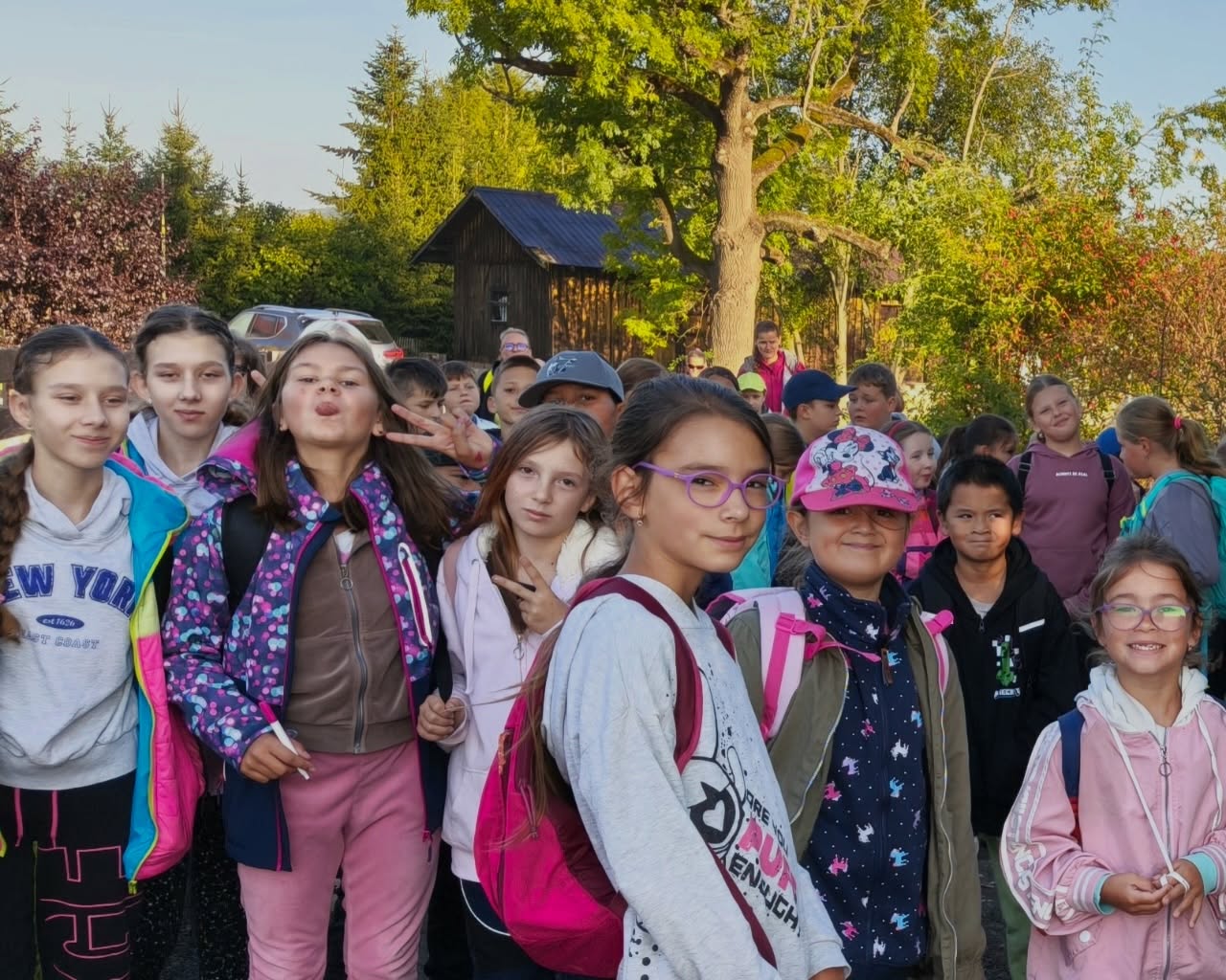 ☀️ Aktivní září na 1. stupni! 🌲🥾
V úterý jsme vyměnili školní lavice za čerstvý vzduch a vyrazili na turistický výlet na Pohorský vrch. Počasí nám přálo a sluníčko nás provázelo celou cestu. 🌞
Cesta ale nebyla jen o chození! Paní učitelky a asistentky připravily pro děti zábavnou stezku plnou úkolů. 💡🎶💃 Zazpívali jsme si, zatancovali, předváděli medvěda a zároveň si zopakovali znalosti z prvouky a přírodovědy.
A co jsme cestou objevili?
🐄 Zvědavé stádo kraviček
🌱 Zajímavé rostliny
🍄 Obří bedly ukryté v trávě
A protože pořádný výlet si zaslouží pořádnou odměnu, na závěr jsme si společně rozdělali oheň a opékali buřty, párky, chlebíky i rohlíky. 🔥🌭🥖
Domů jsme se vraceli unavení, ale spokojení – s hlavou plnou zážitků a s úsměvem na tváři. 😊