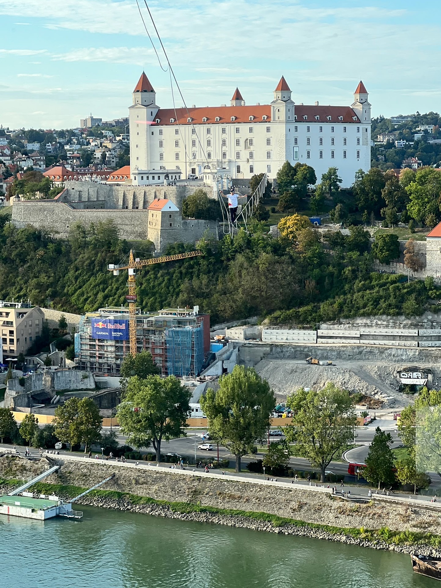 Will @jaantastic make the world record today in Bratislava? He is going from Bratislava castle to UFO Bridge for 12 hours 🤩
Have you seen him?
#bratislava #slovakia #slovensko #slacklining